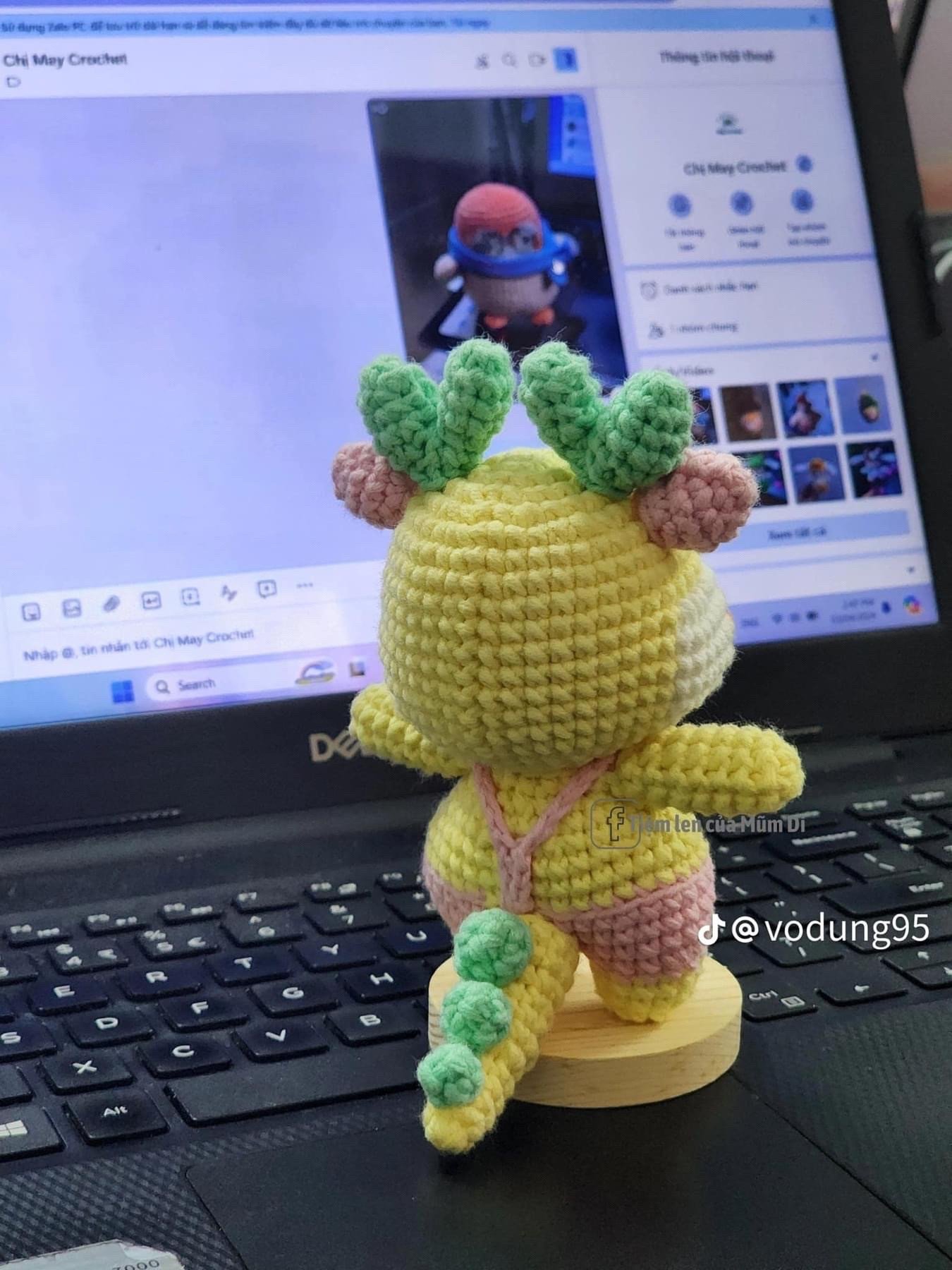 Hướng dẫn móc len rồng vàng mặc quần yếm hồng xanh