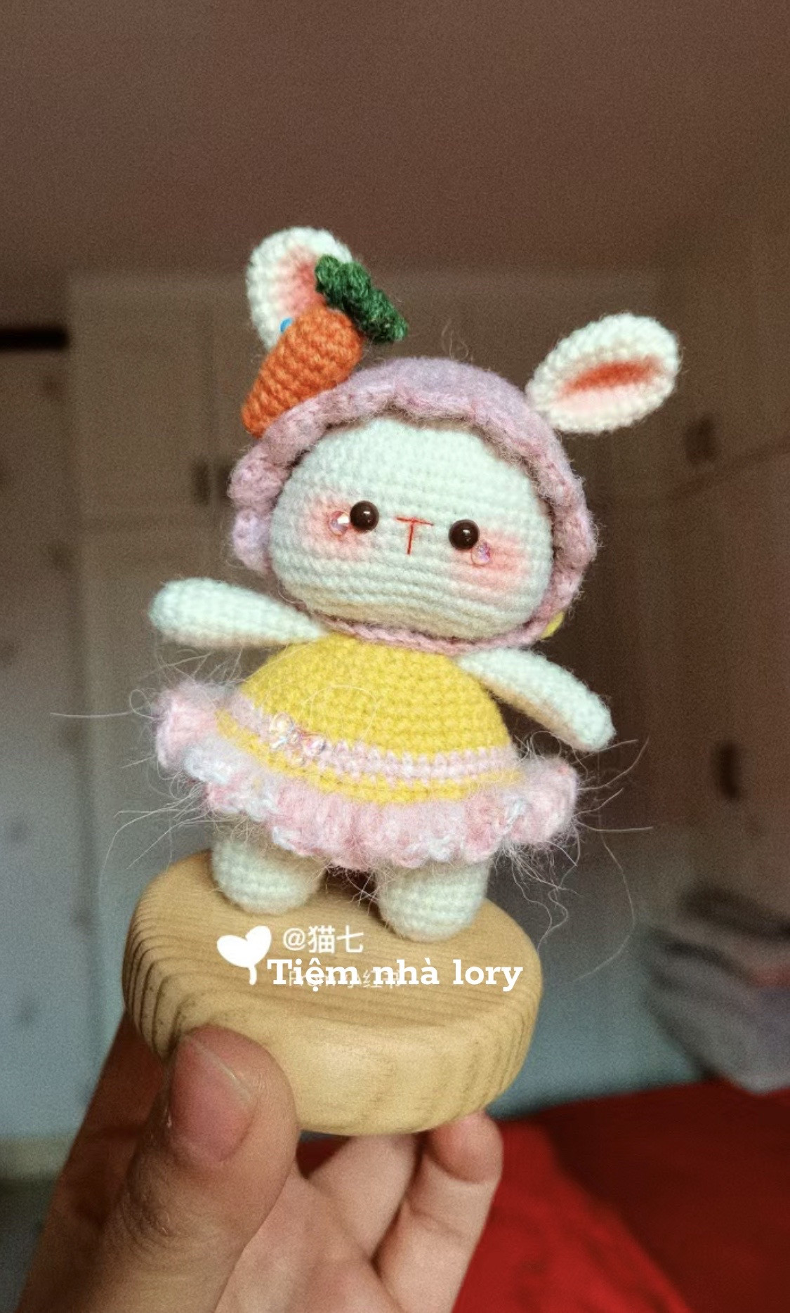 Hướng dẫn móc len thỏ amigurumi mặc váy vàng