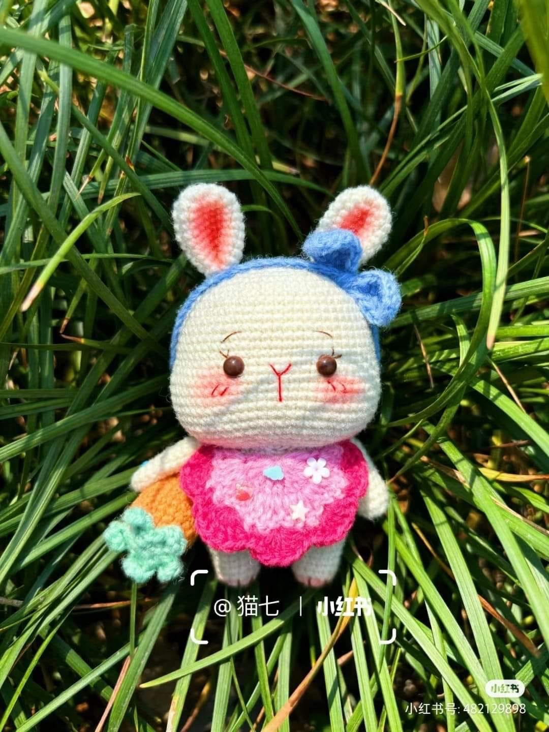 Hướng dẫn móc len thỏ Suutam dễ thương mặc váy hồng cầm cà rốt