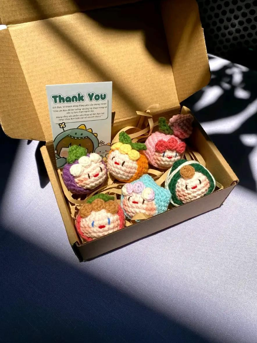 Hướng dẫn móc len Thú Mini và Mochi Mini dạng trái cây dễ thương, bao gồm các mẫu voi, gấu, heo, chó Pudding và mận, dâu, cam