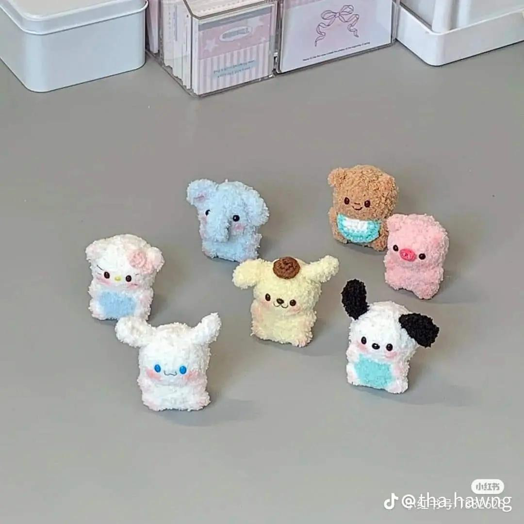 Hướng dẫn móc len Thú Mini và Mochi Mini dạng trái cây dễ thương, bao gồm các mẫu voi, gấu, heo, chó Pudding và mận, dâu, cam