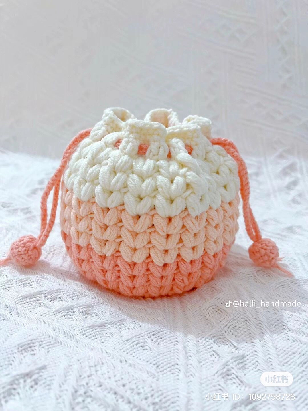 Hướng dẫn móc len túi rút hình tròn màu hồng và trắng