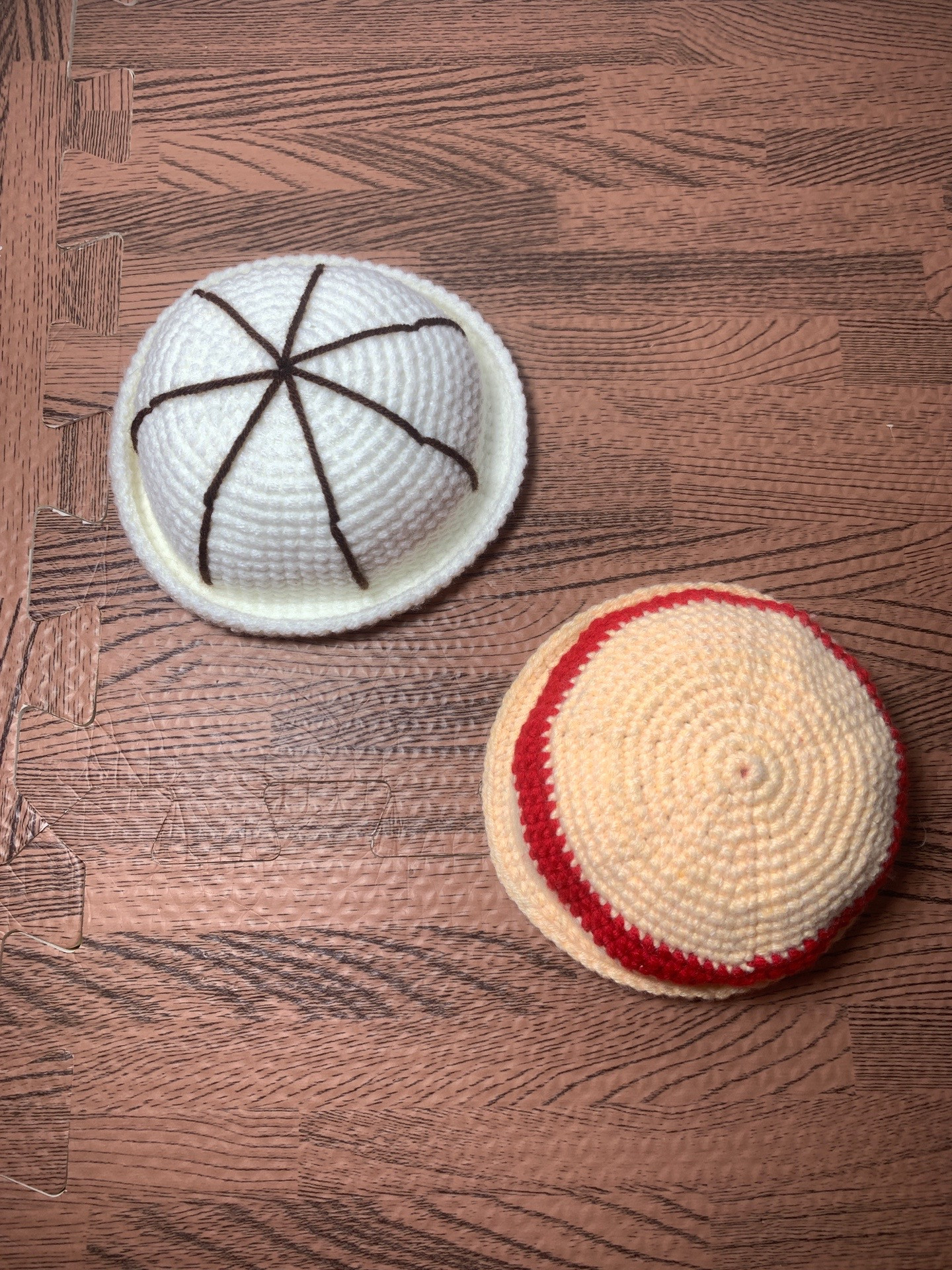 Hướng dẫn móc mũ búp bê: Mũ trắng họa tiết và mũ vàng viền đỏ