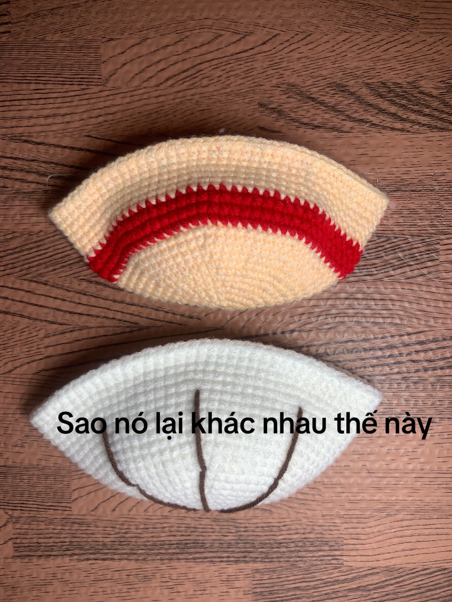 Hướng dẫn móc mũ búp bê: Mũ trắng họa tiết và mũ vàng viền đỏ