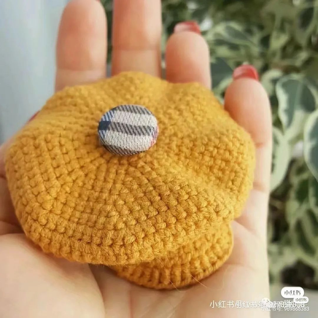 Hướng dẫn móc mũ len màu vàng với nút trang trí