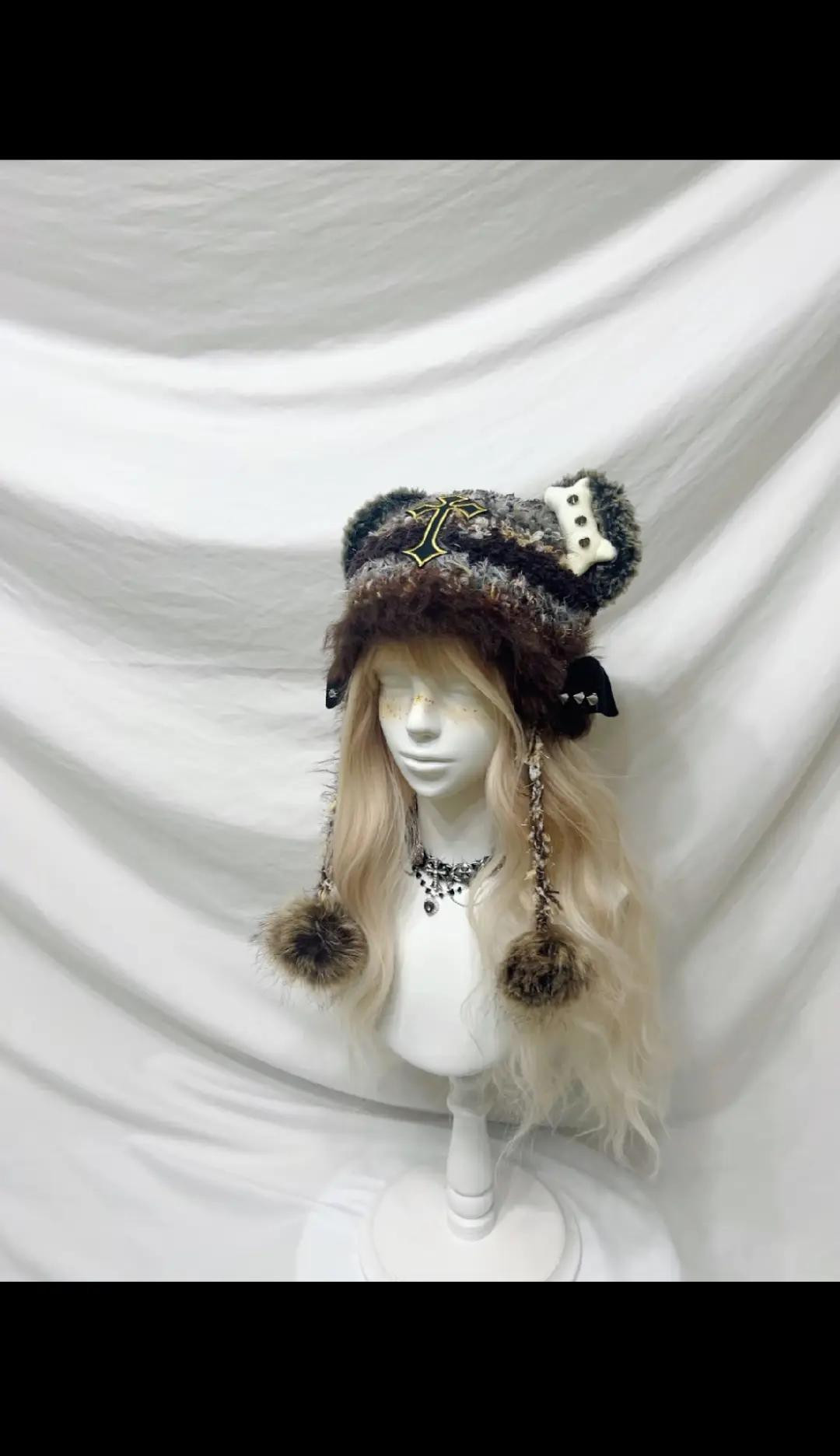 Hướng dẫn móc mũ tai gấu nhỏ sần, đính huy hiệu và lông