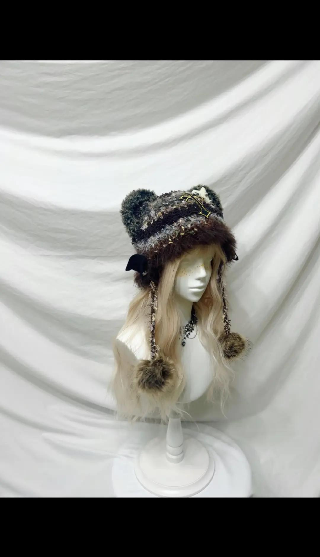 Hướng dẫn móc mũ tai gấu nhỏ sần, đính huy hiệu và lông