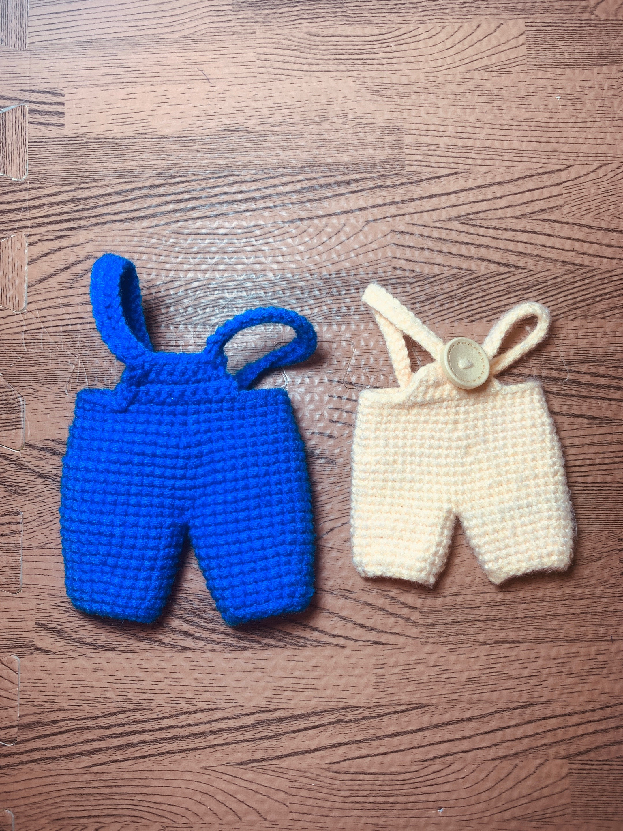 Hướng dẫn móc quần yếm búp bê màu xanh và kem