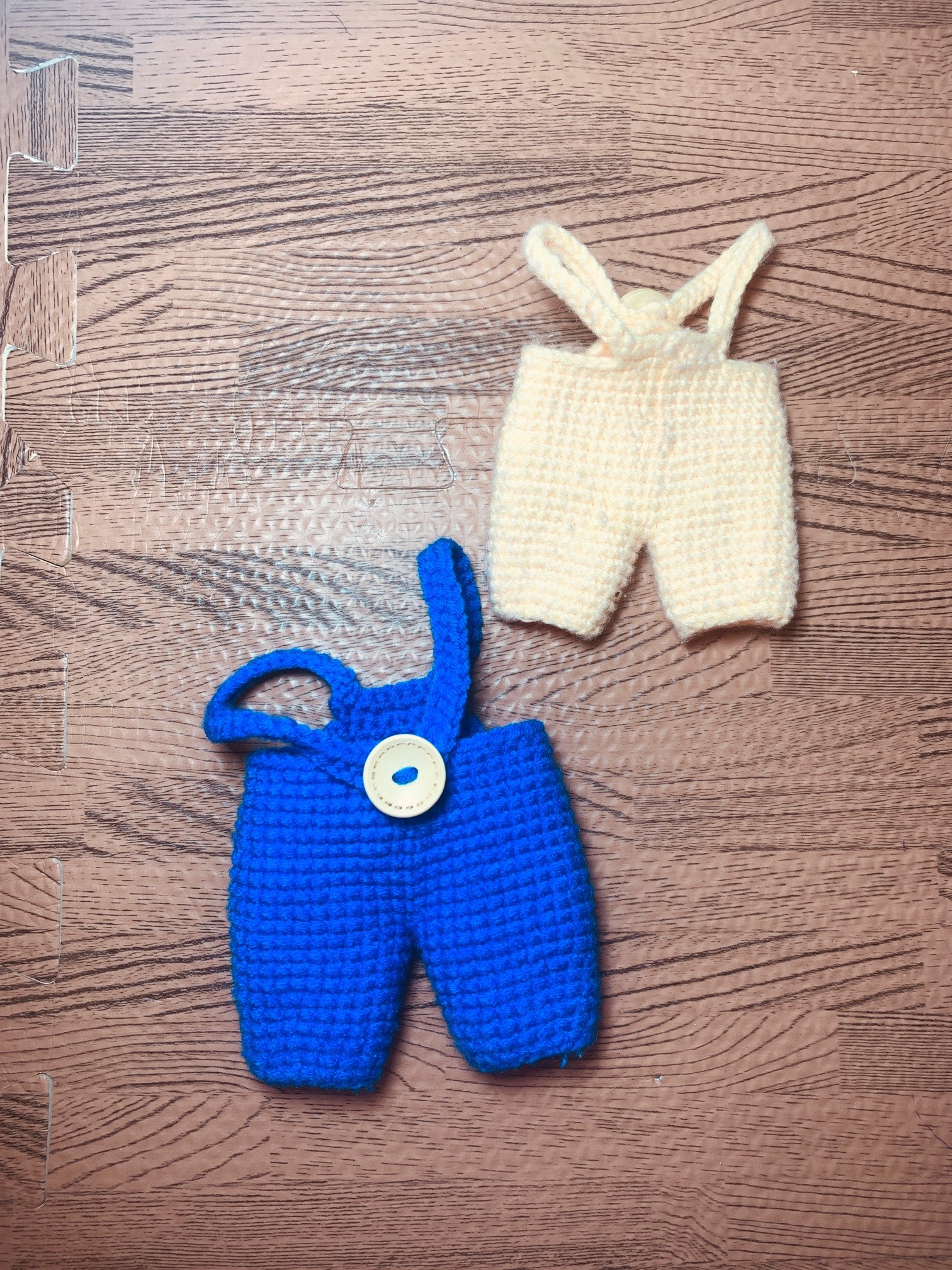 Hướng dẫn móc quần yếm búp bê màu xanh và kem