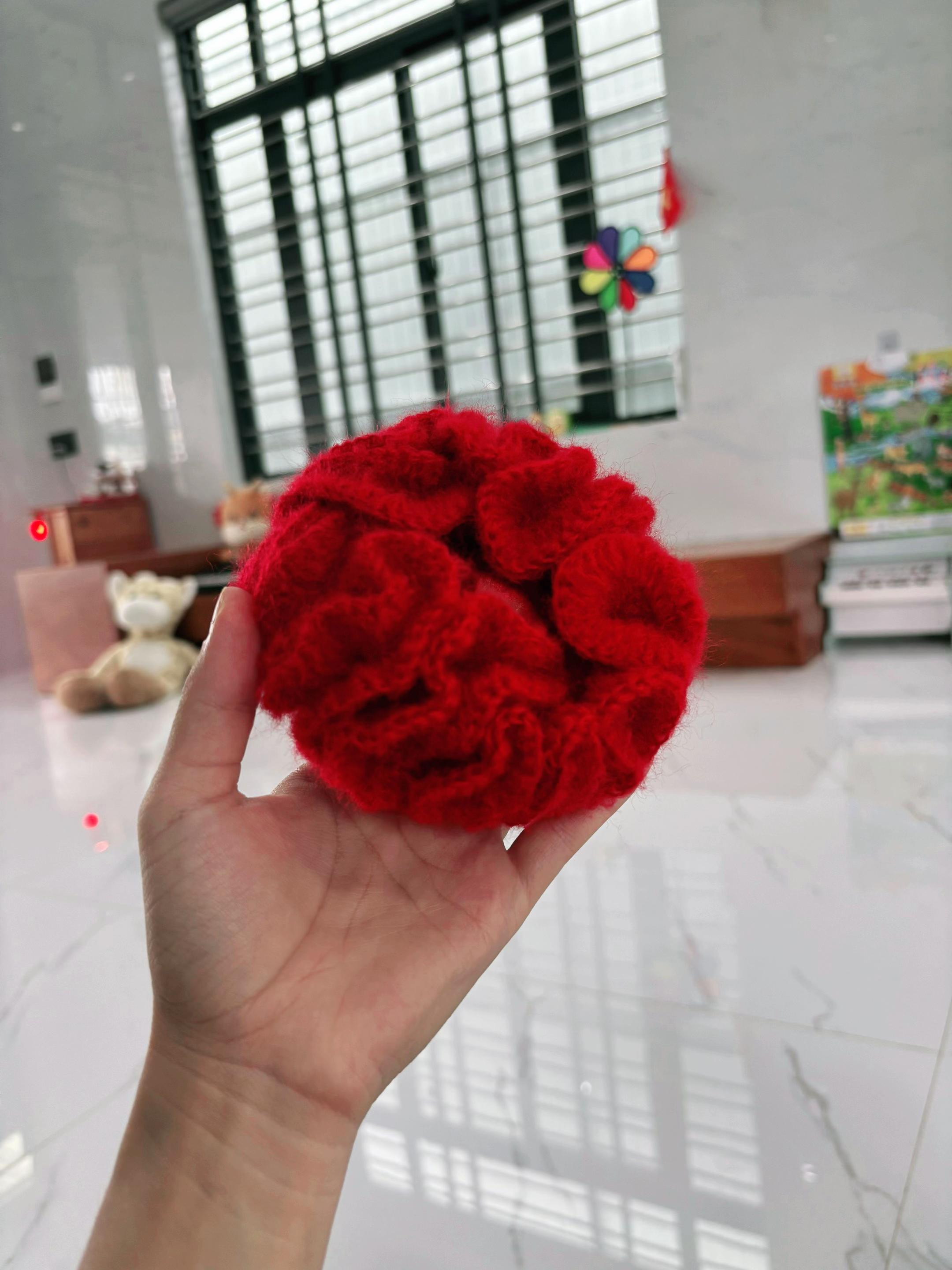 Hướng dẫn móc scrunchies hoa hồng màu đỏ bằng len mohair