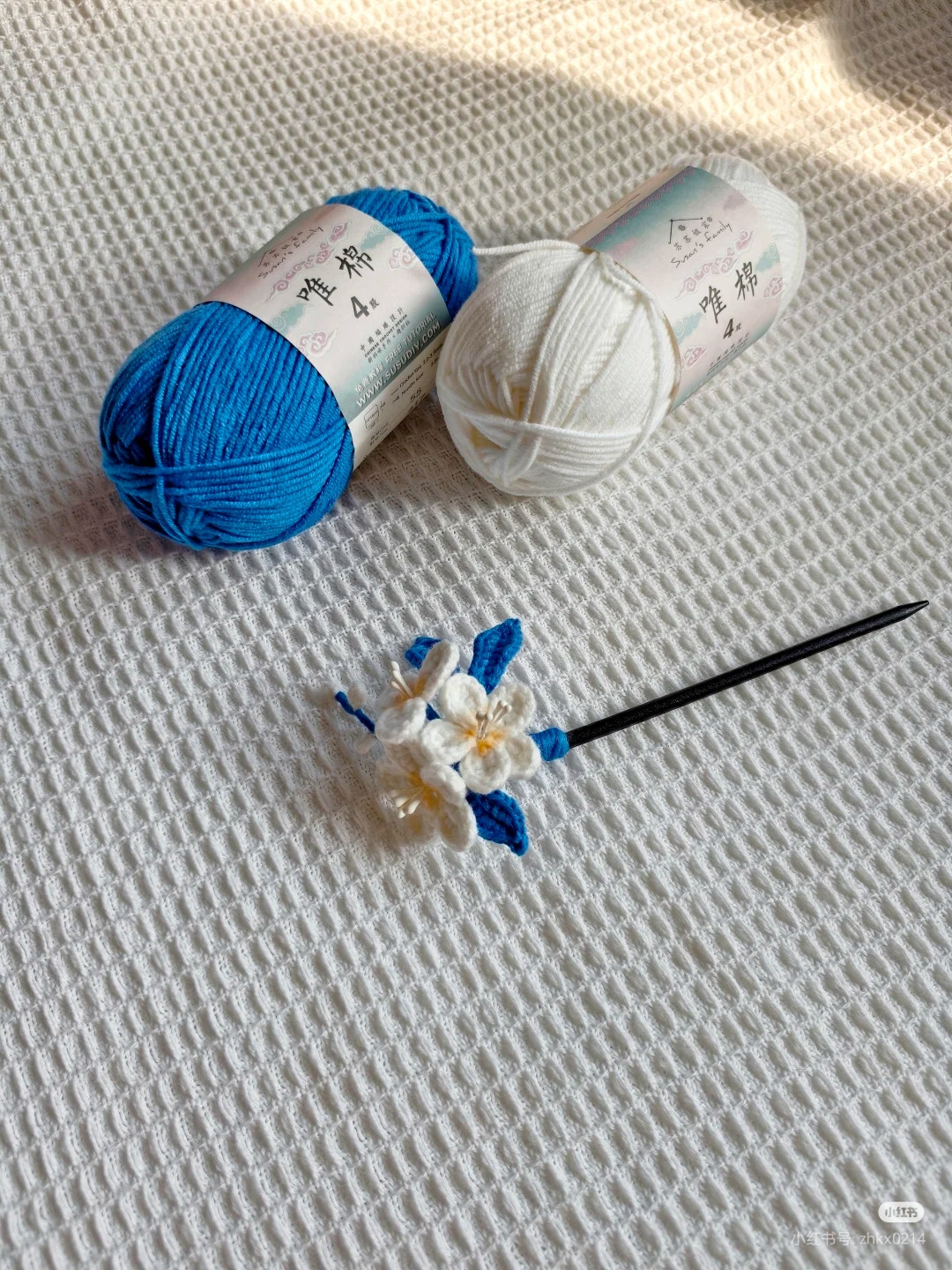 Hướng dẫn móc trâm cài hoa trắng xanh