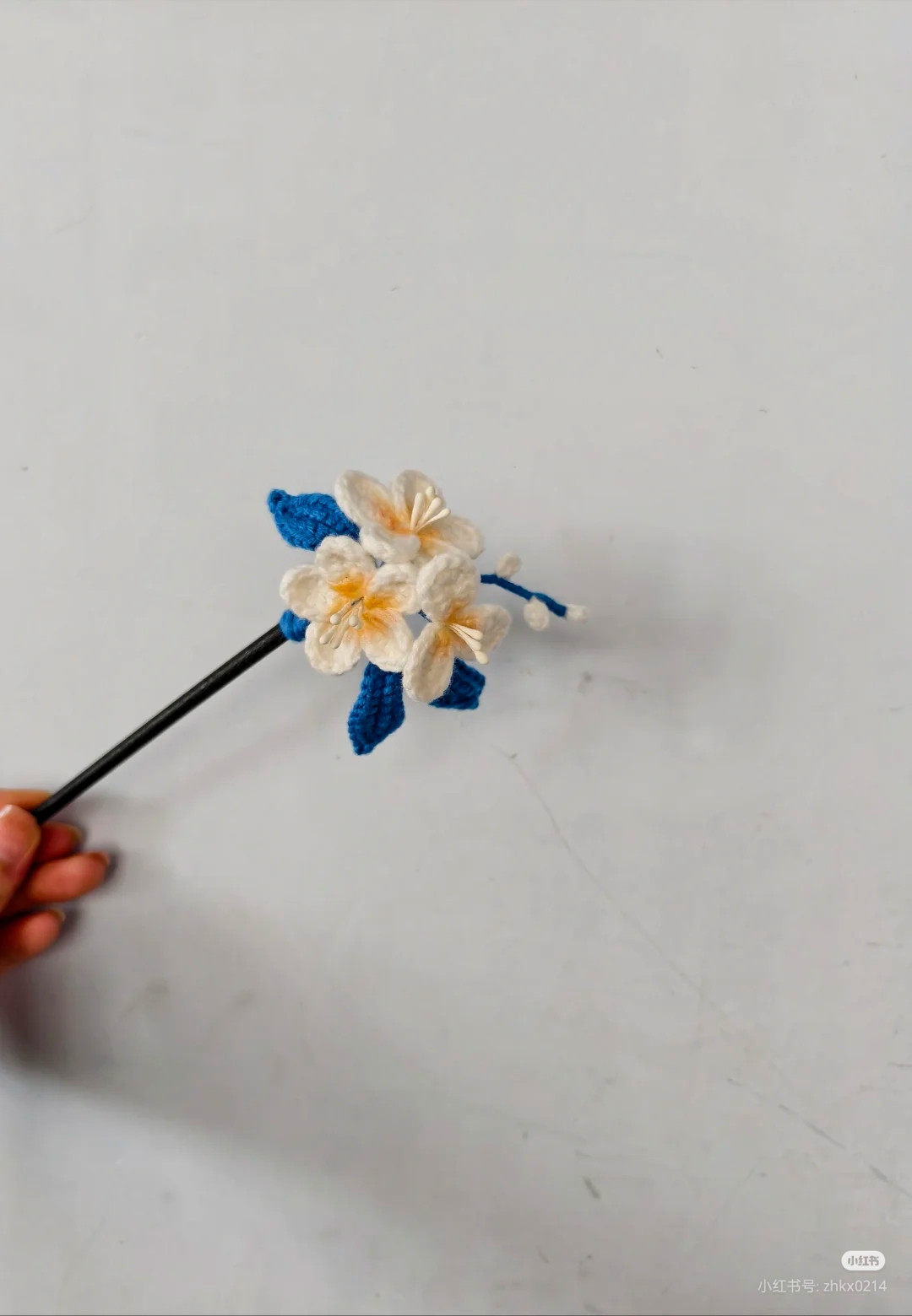 Hướng dẫn móc trâm cài hoa trắng xanh