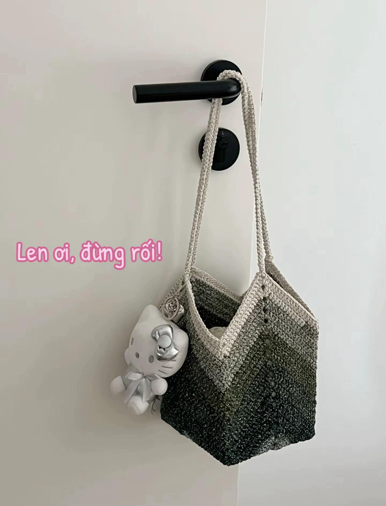 Hướng dẫn móc túi len xanh gradient đính Hello Kitty