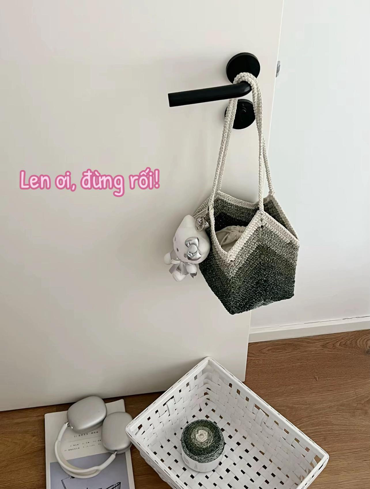 Hướng dẫn móc túi len xanh gradient đính Hello Kitty