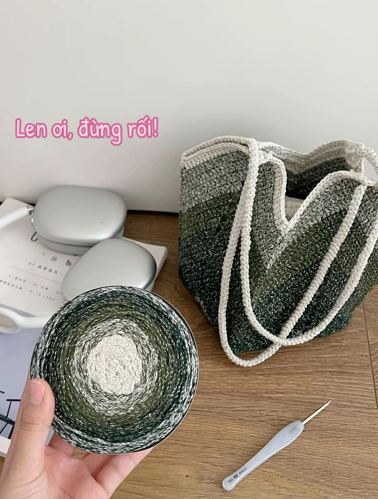 Hướng dẫn móc túi len xanh gradient đính Hello Kitty