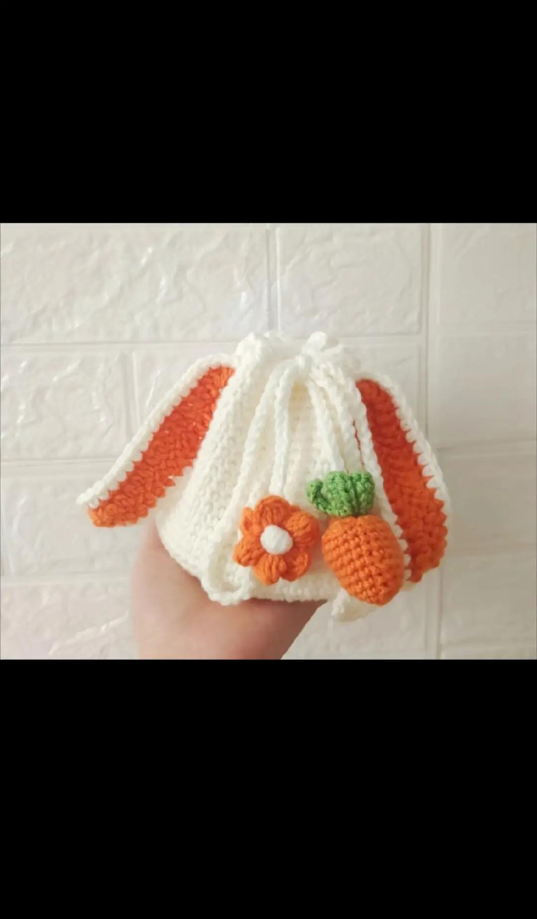 Hướng dẫn móc túi thỏ trắng với tai cam, hoa và quả dâu tây