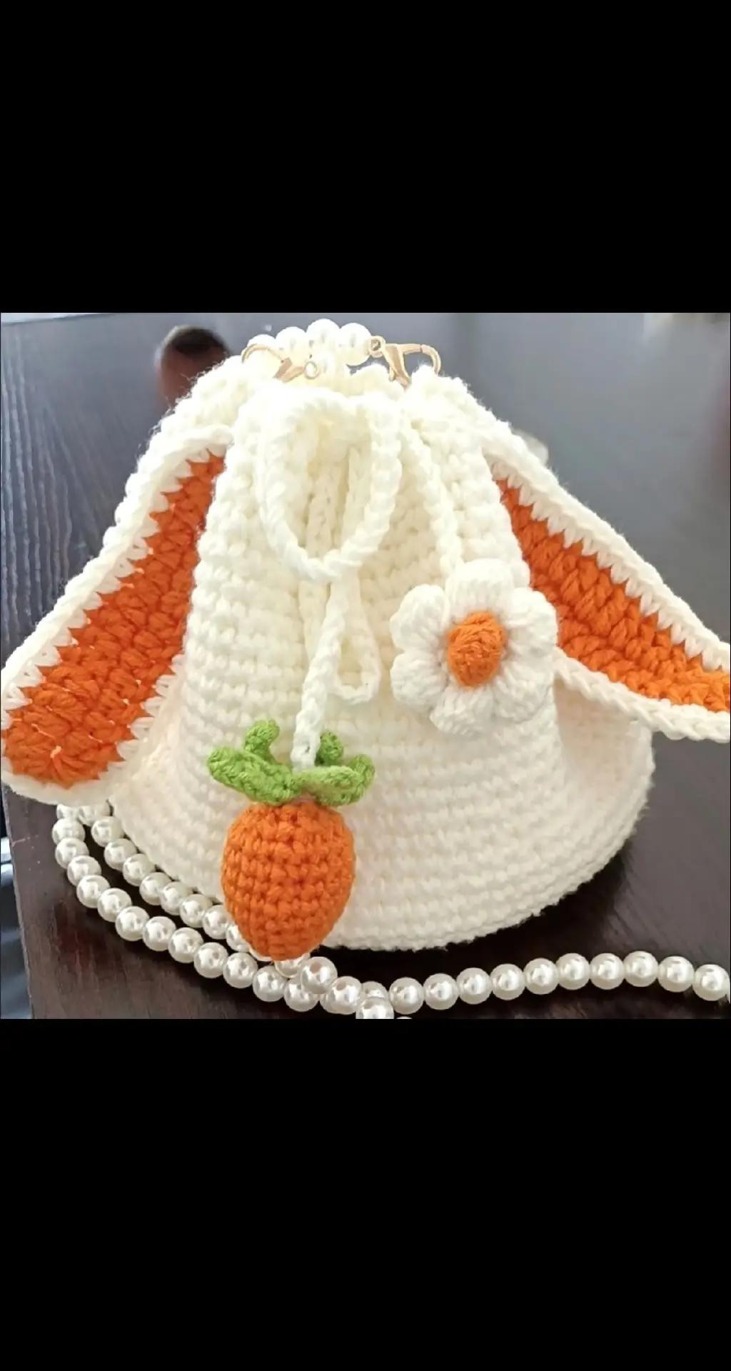 Hướng dẫn móc túi thỏ trắng với tai cam, hoa và quả dâu tây