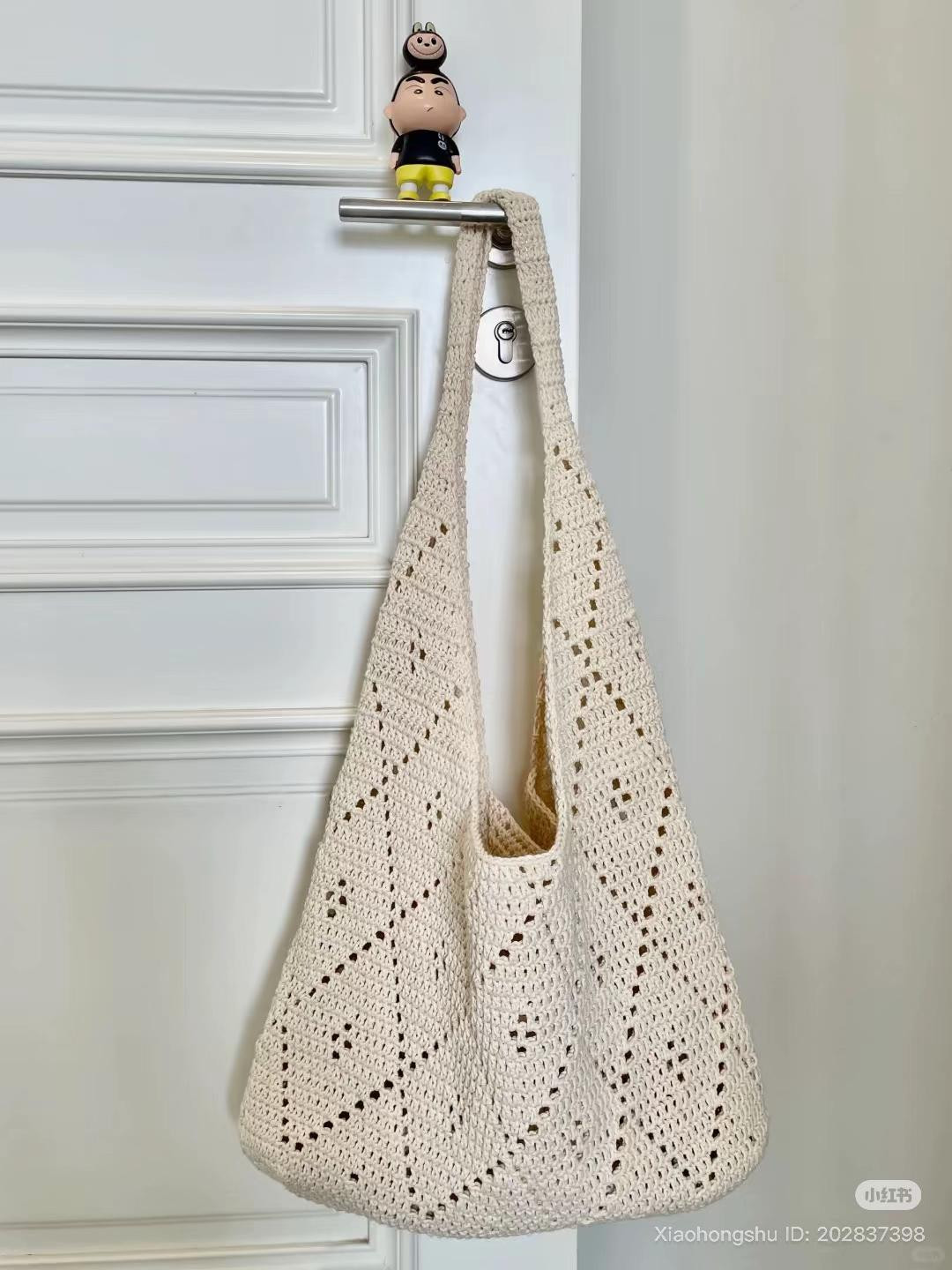 Hướng dẫn móc túi tote len màu kem họa tiết hoa trắng