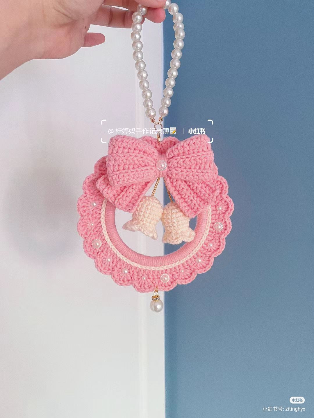 Hướng dẫn móc túi vòng tròn hình nơ màu hồng đính ngọc trai