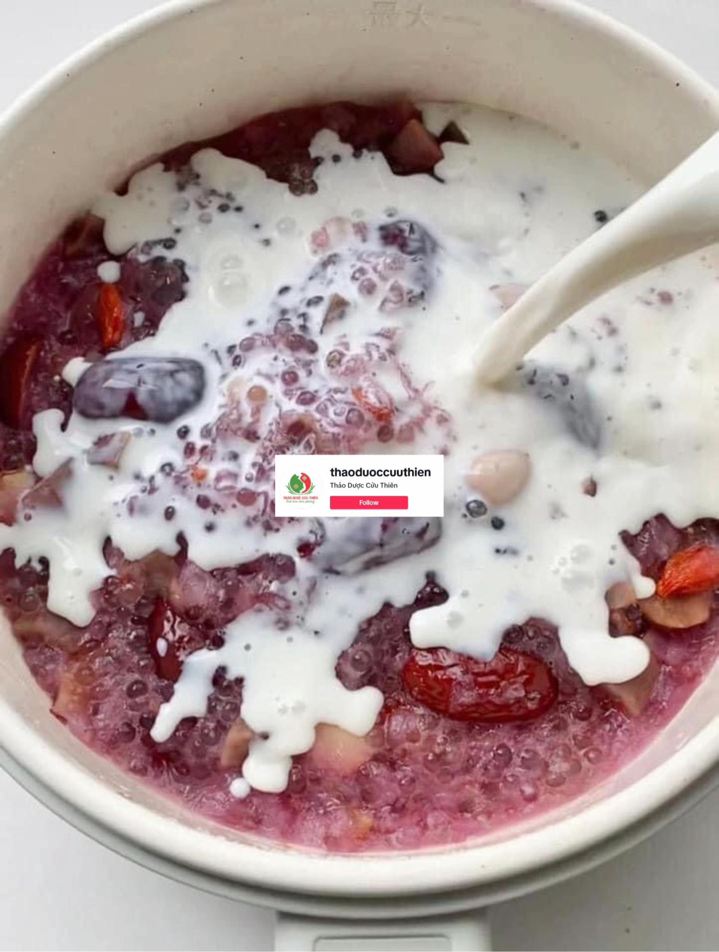 Hướng dẫn nấu chè khoai lang tím, hạt sen, táo đỏ và nấm tuyết với nước cốt dừa thơm ngon