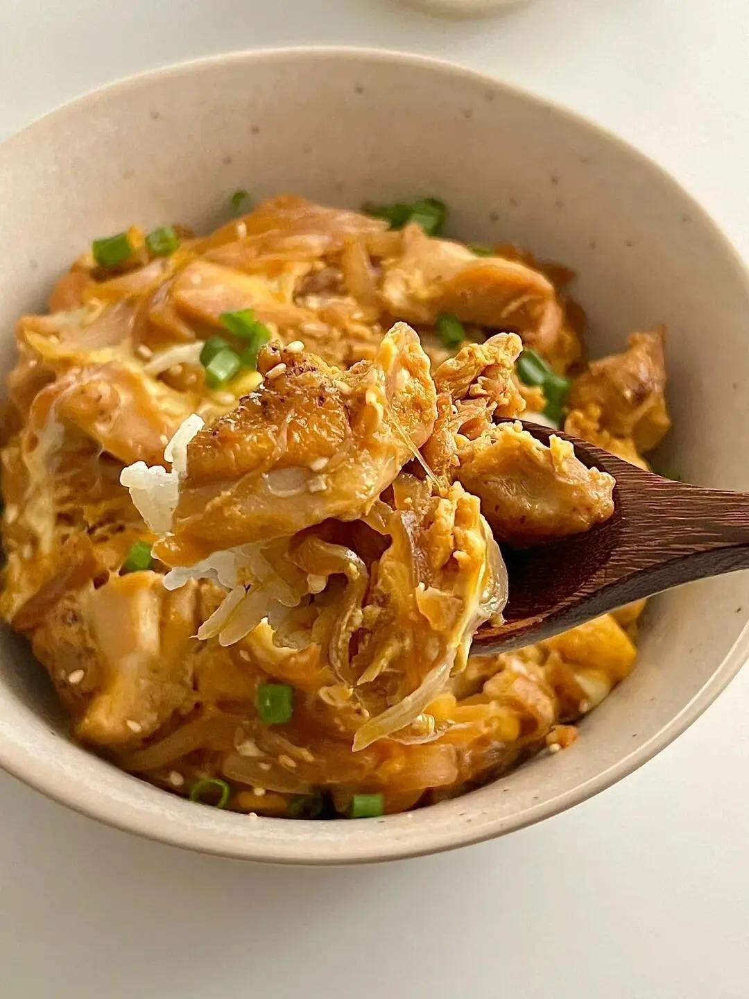 Hướng dẫn nấu cơm gà sốt trứng hành tây đơn giản, ngon miệng