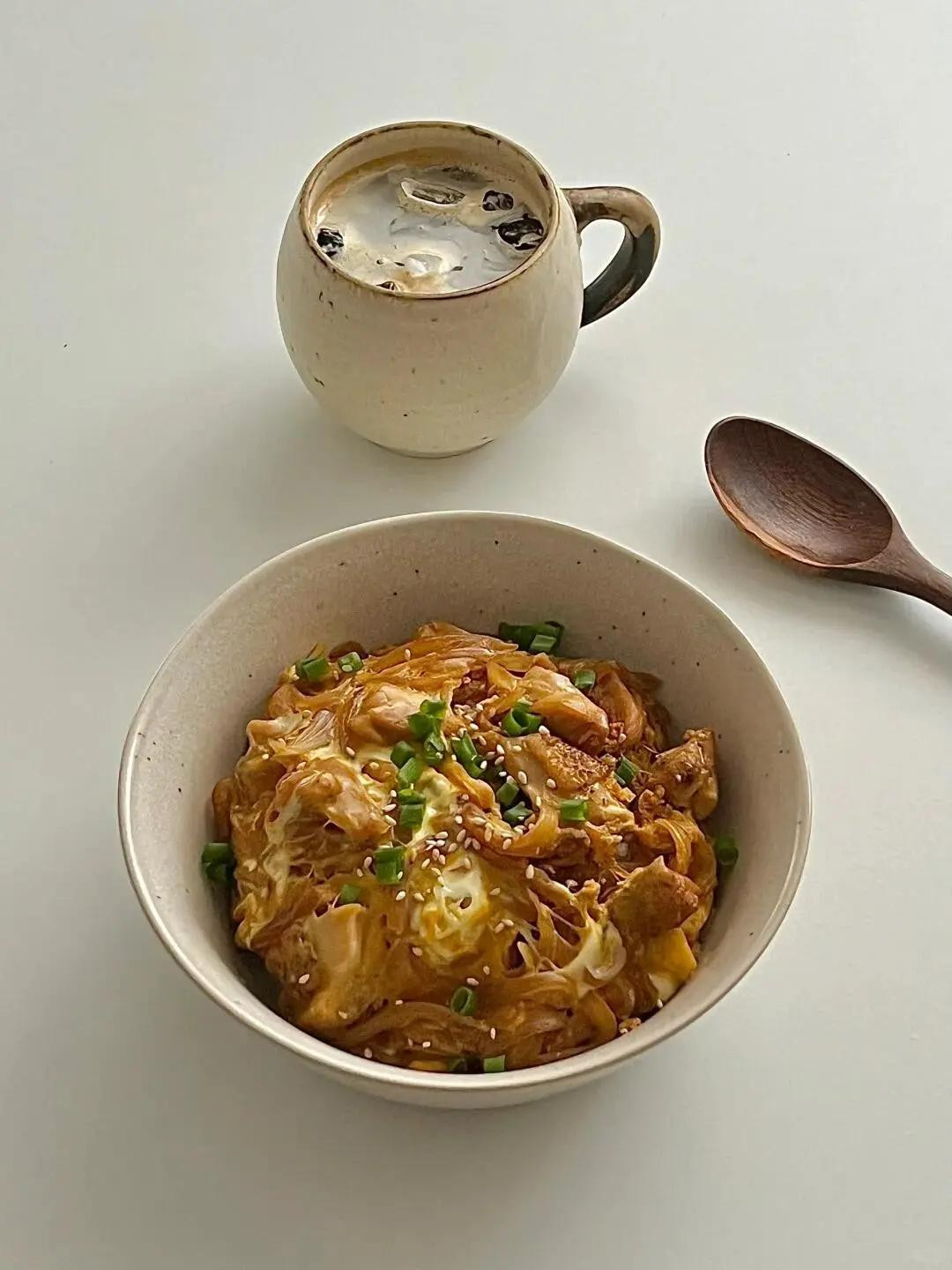 Hướng dẫn nấu cơm gà sốt trứng hành tây đơn giản, ngon miệng