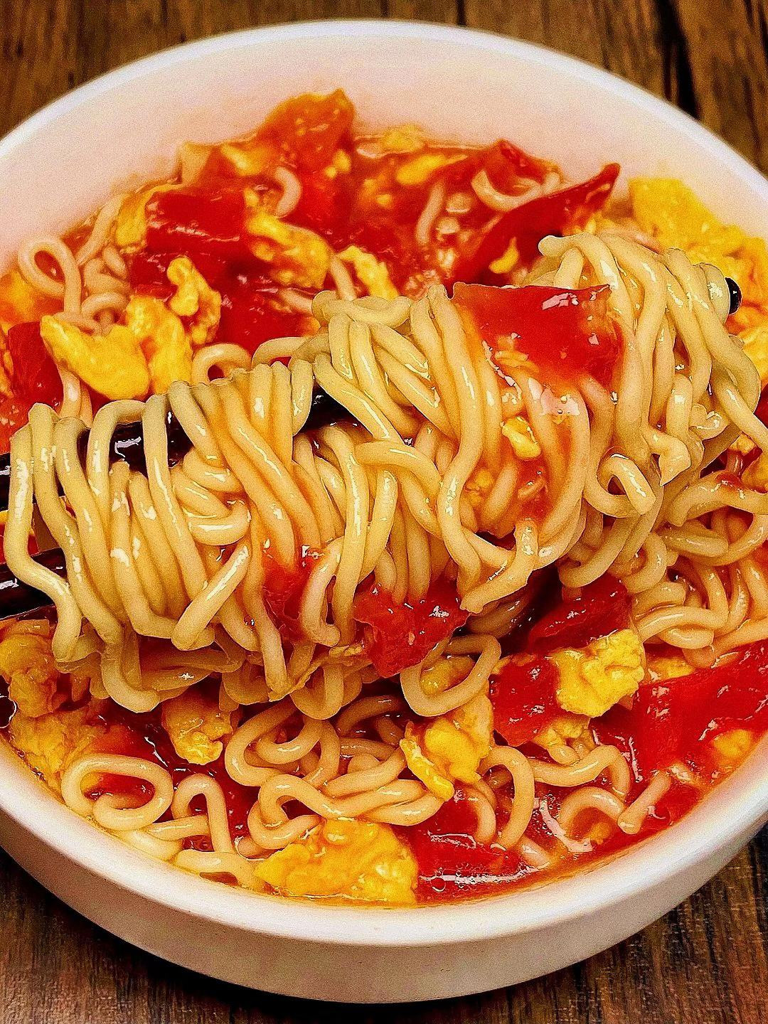 Hướng dẫn nấu mì ăn liền sốt cà chua trứng đơn giản, ngon miệng tại nhà