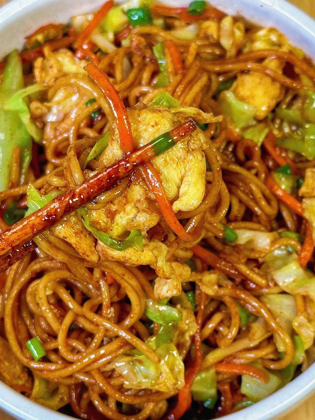 Hướng dẫn nấu mì xào trứng với bắp cải, cà rốt và nước tương đậm đà