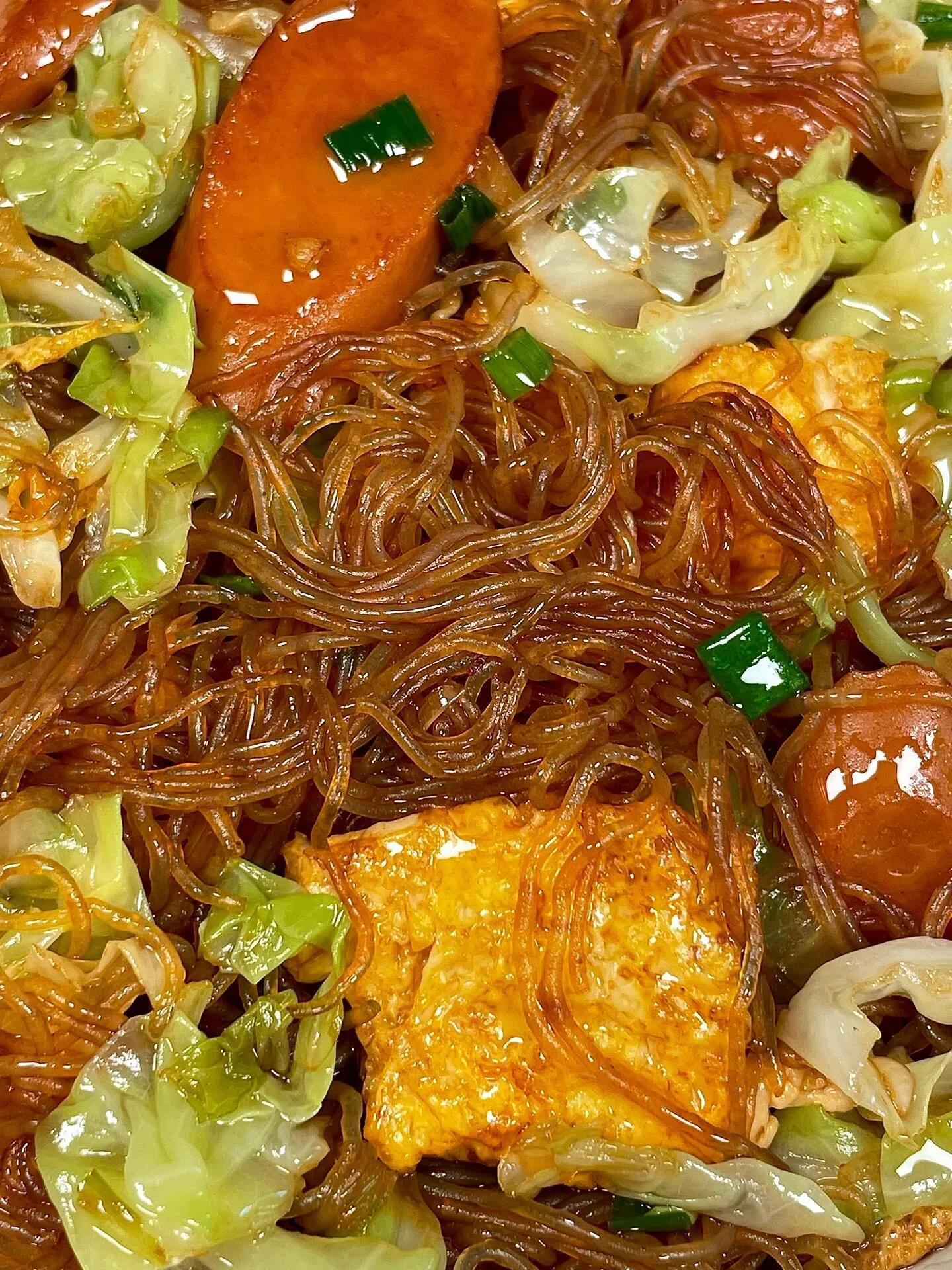 Hướng dẫn nấu món miến xào xúc xích trứng và bắp cải thơm ngon