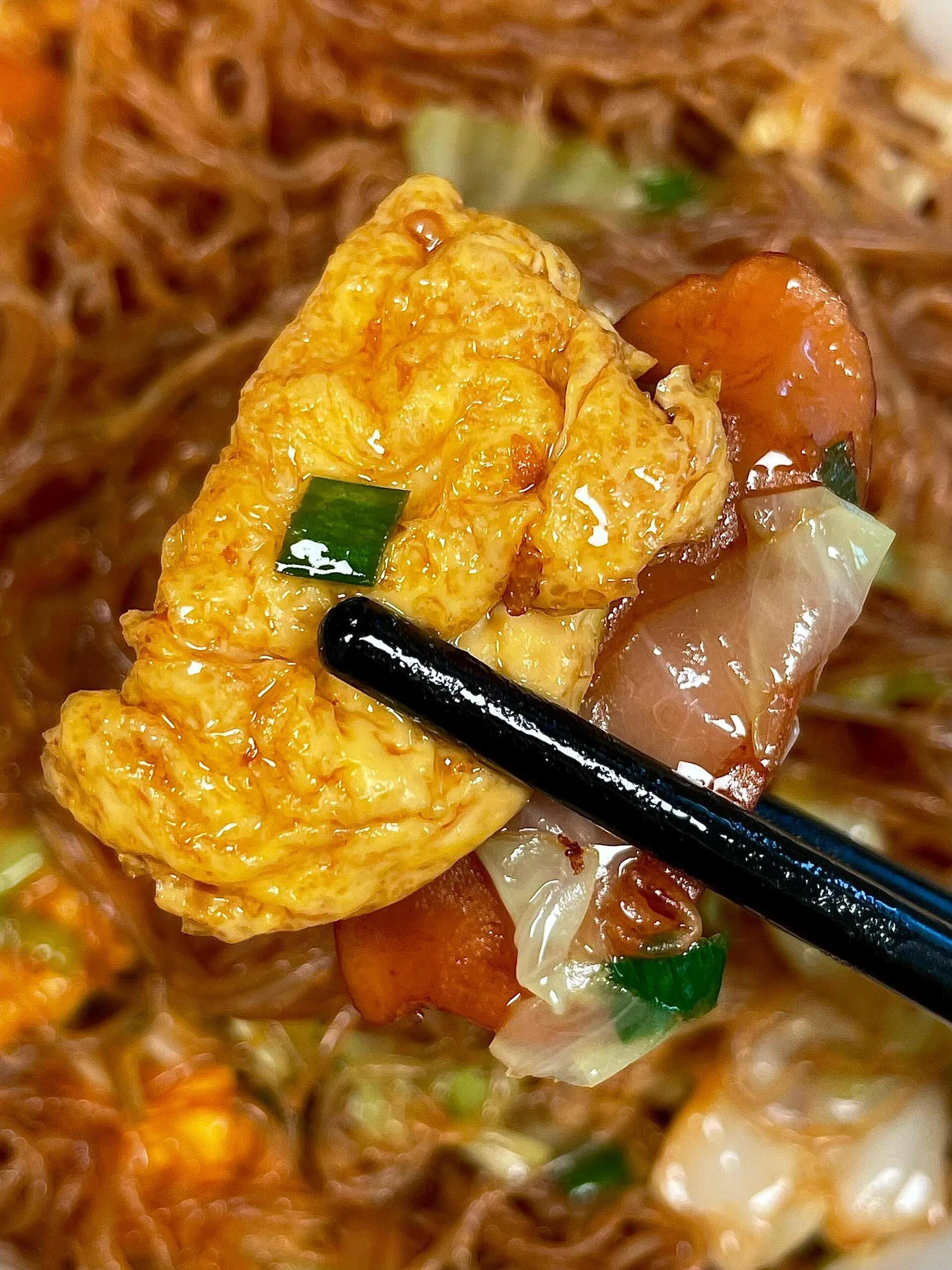 Hướng dẫn nấu món miến xào xúc xích trứng và bắp cải thơm ngon