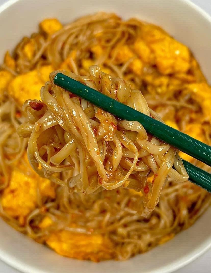 Hướng dẫn nấu món nấm kim châm xào trứng với ớt bột và tương ớt cay nồng