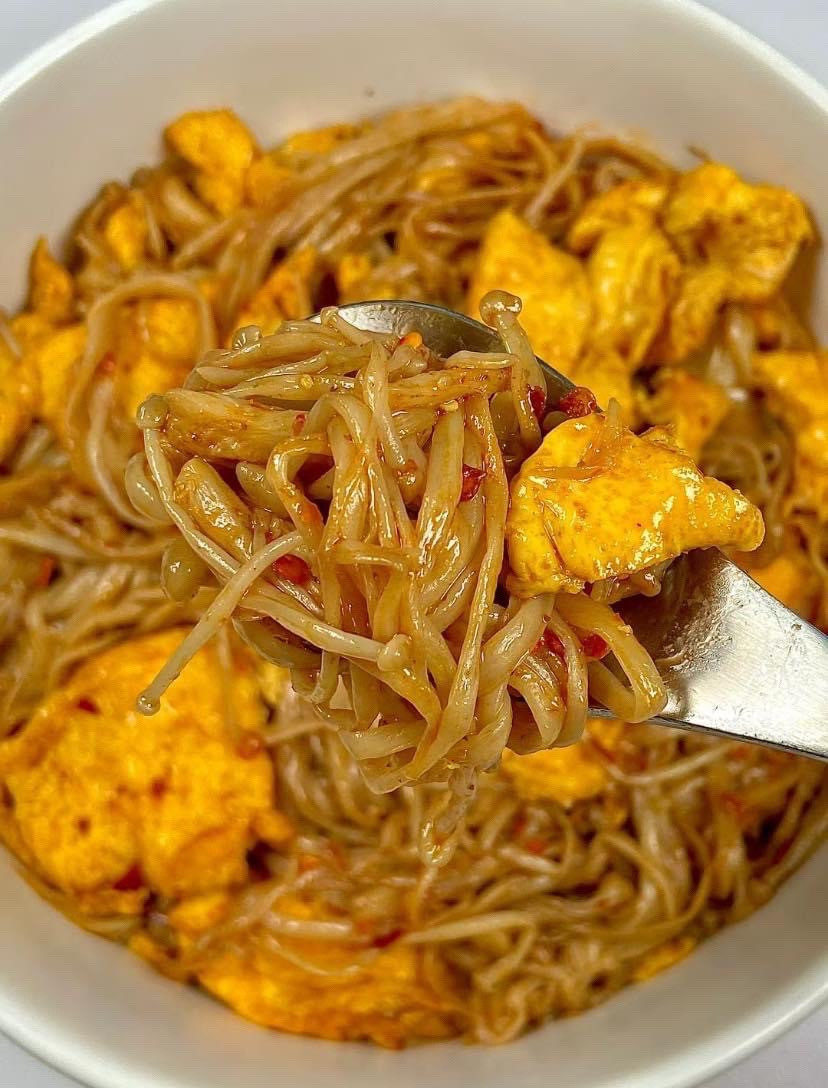 Hướng dẫn nấu món nấm kim châm xào trứng với ớt bột và tương ớt cay nồng