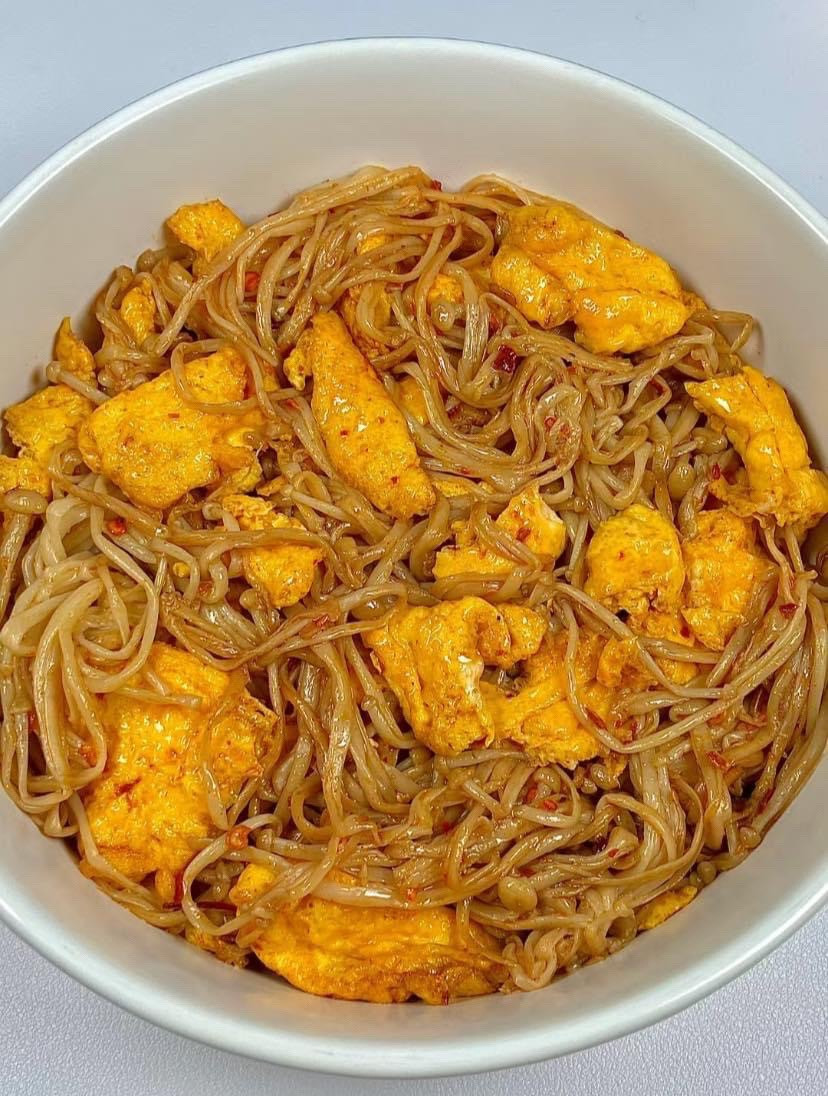 Hướng dẫn nấu món nấm kim châm xào trứng với ớt bột và tương ớt cay nồng