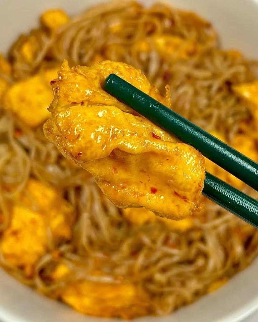 Hướng dẫn nấu món nấm kim châm xào trứng với ớt bột và tương ớt cay nồng