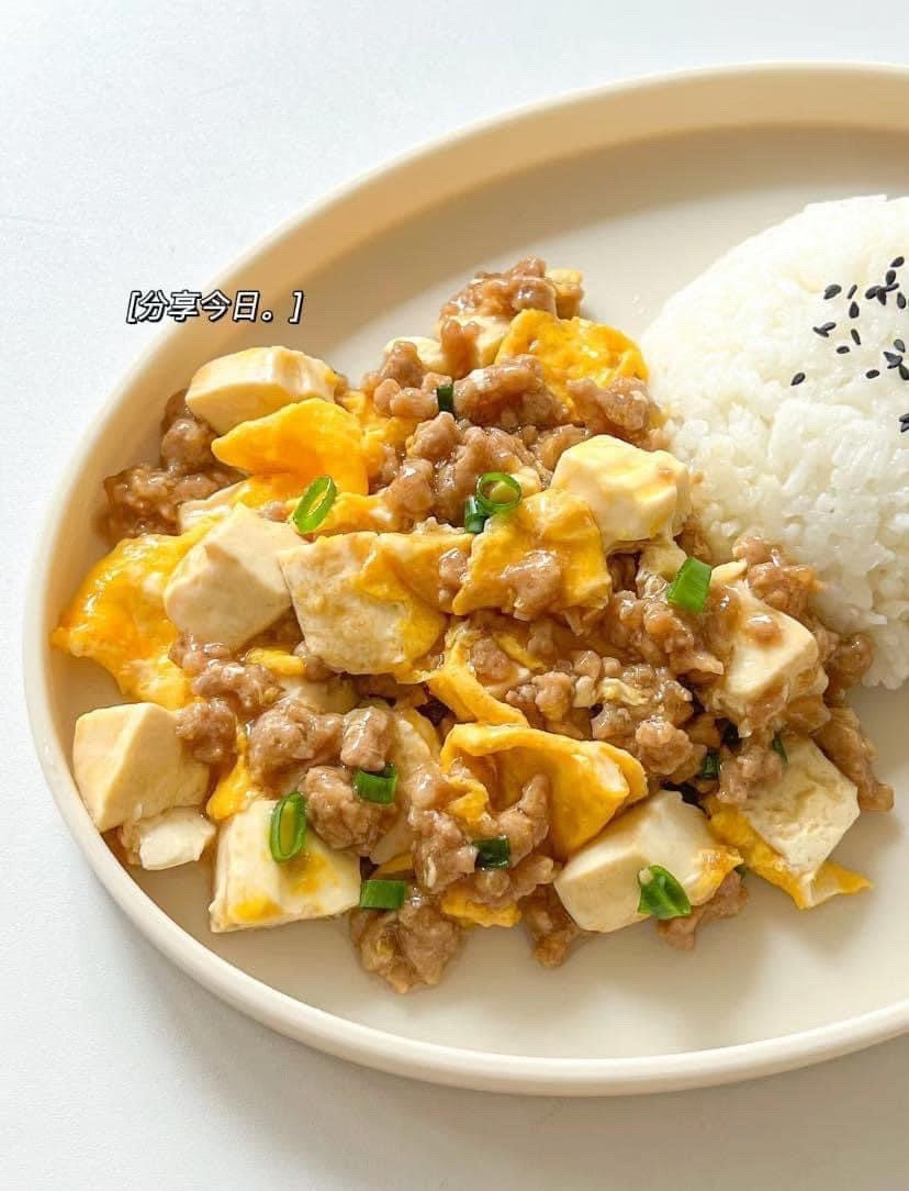 Hướng dẫn nấu món thịt băm xào đậu phụ trứng, cơm trắng