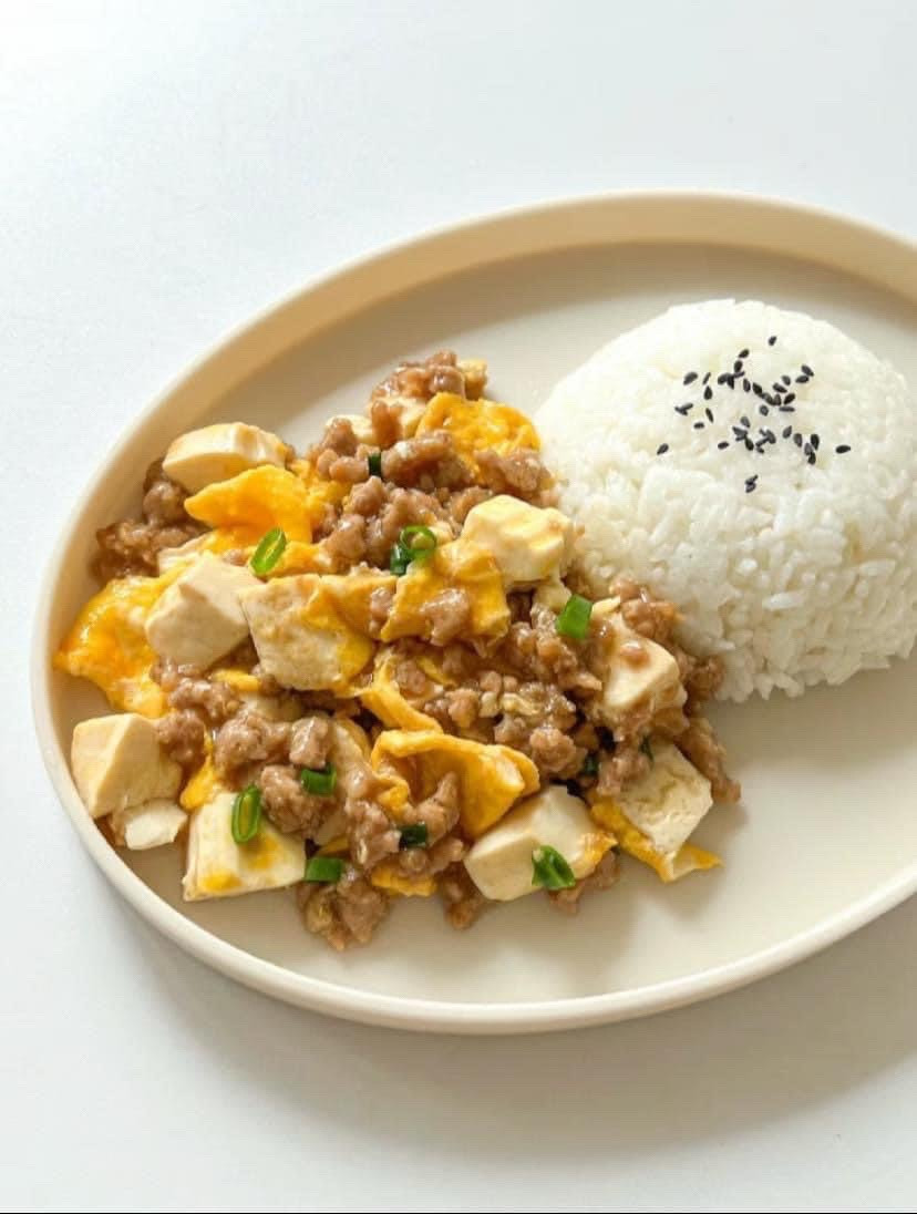 Hướng dẫn nấu món thịt băm xào đậu phụ trứng, cơm trắng
