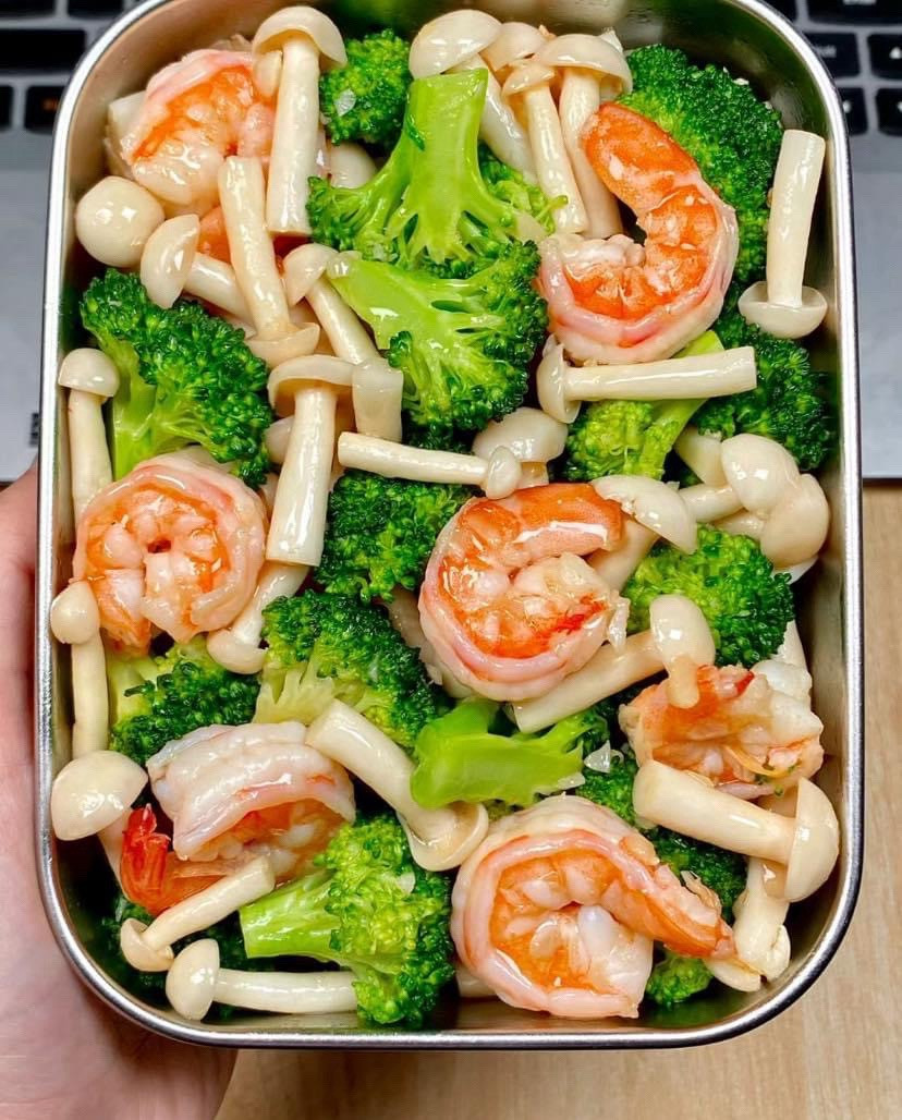 Hướng dẫn nấu món tôm xào nấm hải sản và bông cải xanh sốt dầu hào