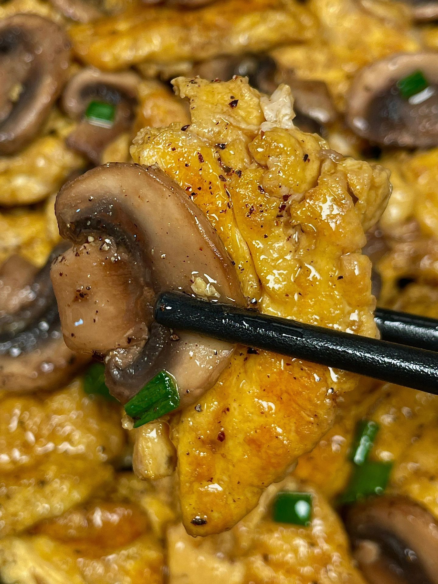 Hướng dẫn nấu món trứng chiên xào nấm hương, phi thơm tỏi và hành lá