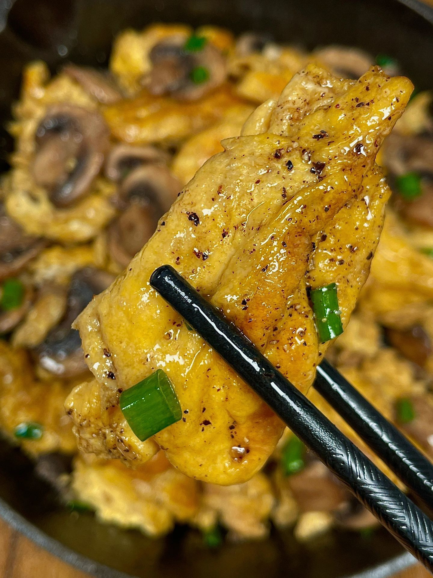 Hướng dẫn nấu món trứng chiên xào nấm hương, phi thơm tỏi và hành lá