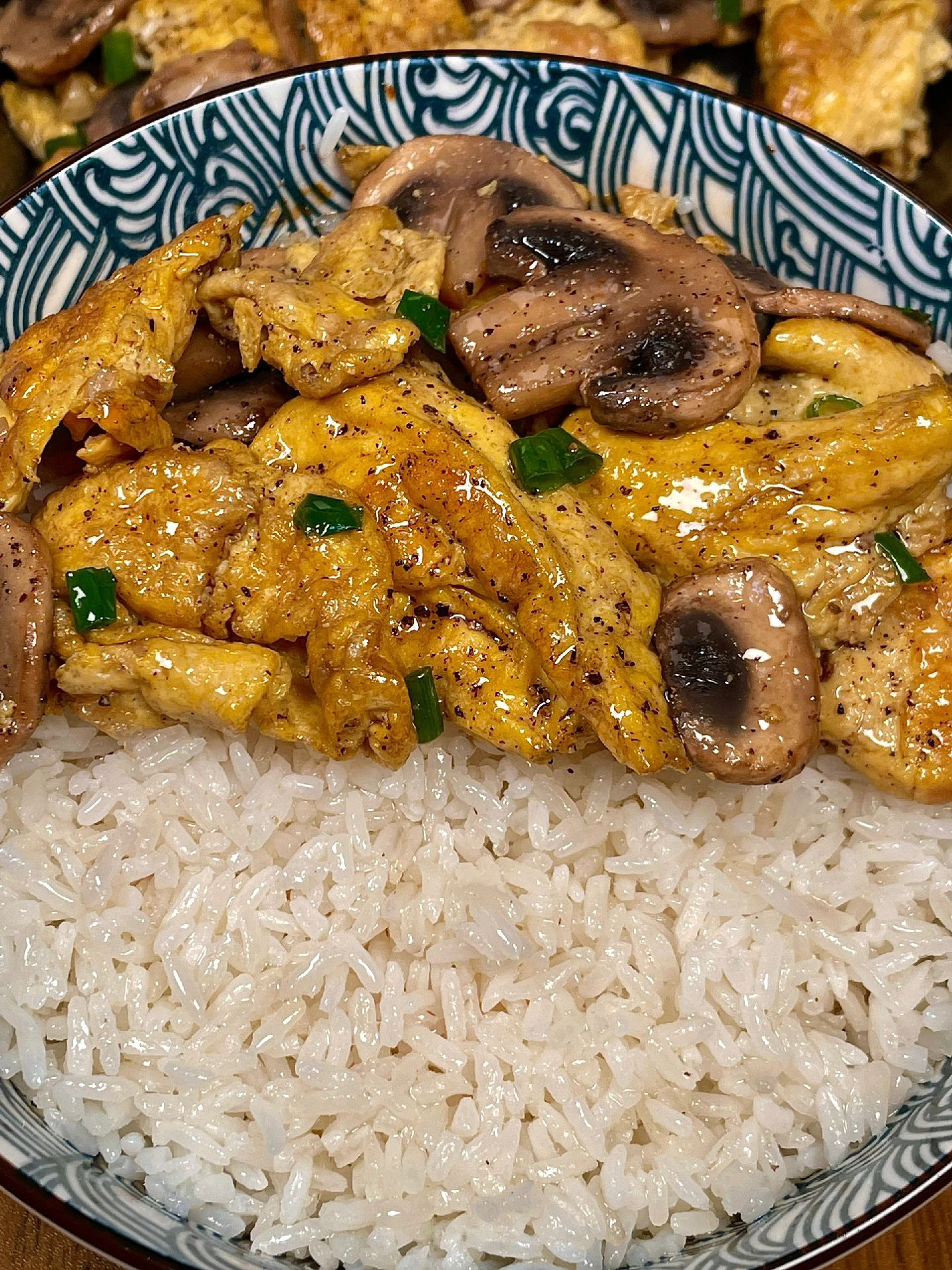 Hướng dẫn nấu món trứng chiên xào nấm hương, phi thơm tỏi và hành lá