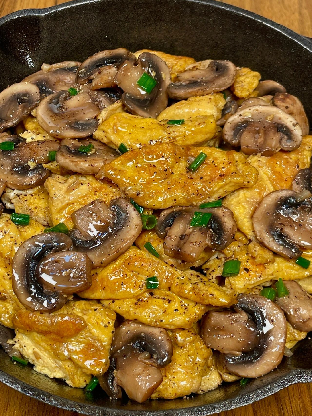 Hướng dẫn nấu món trứng chiên xào nấm hương, phi thơm tỏi và hành lá