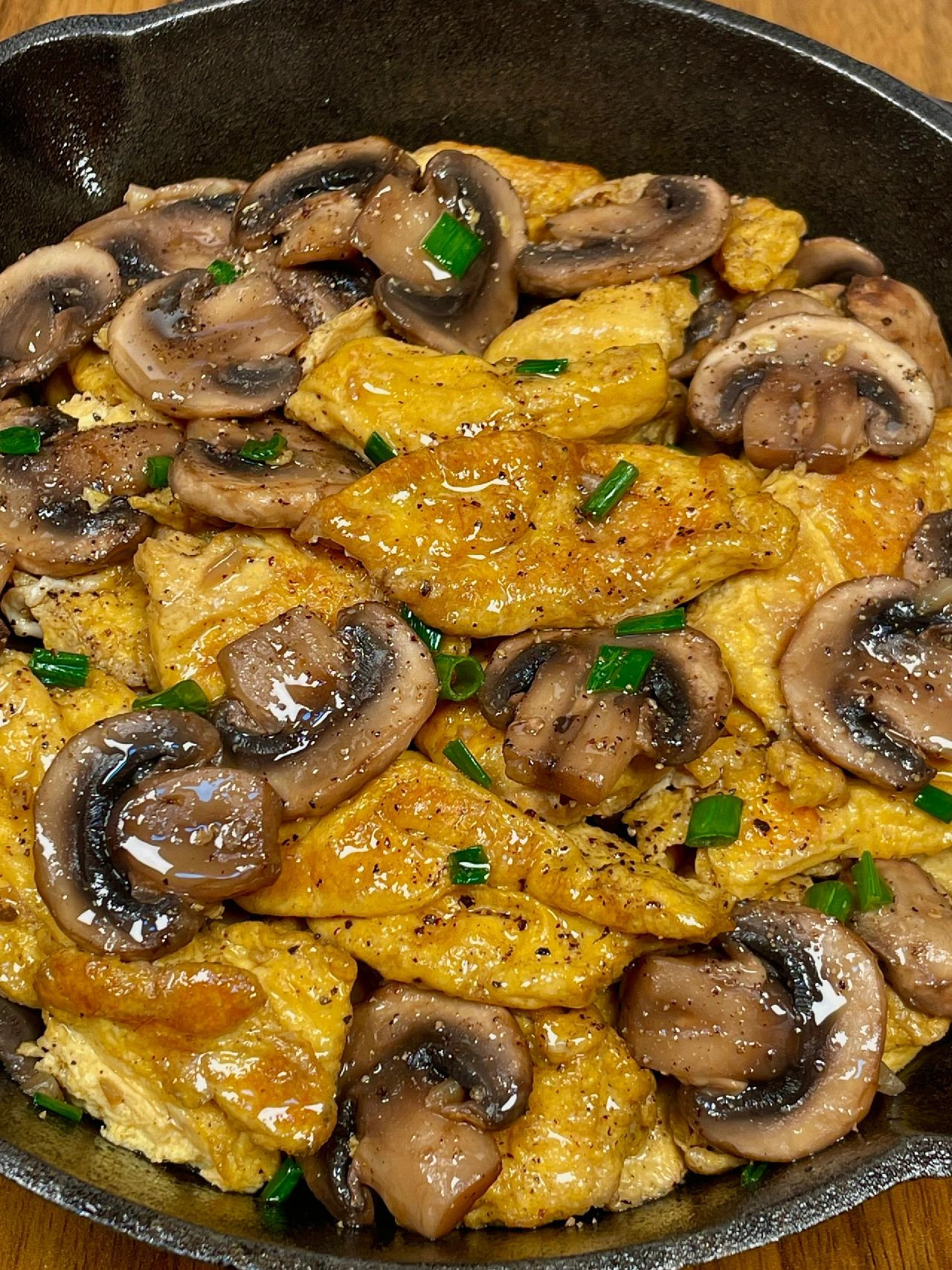 Hướng dẫn nấu món trứng chiên xào nấm hương, phi thơm tỏi và hành lá