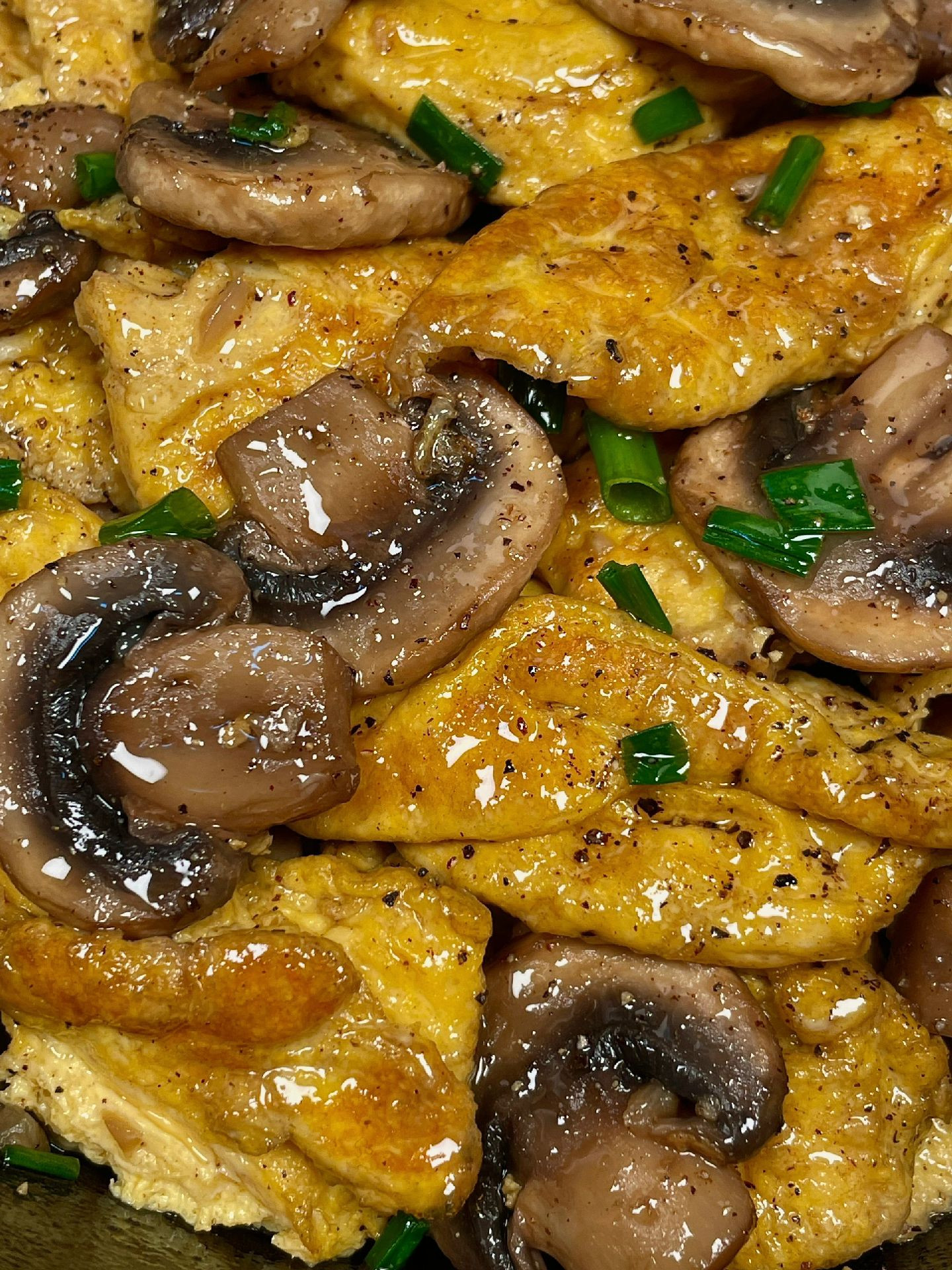 Hướng dẫn nấu món trứng chiên xào nấm hương, phi thơm tỏi và hành lá