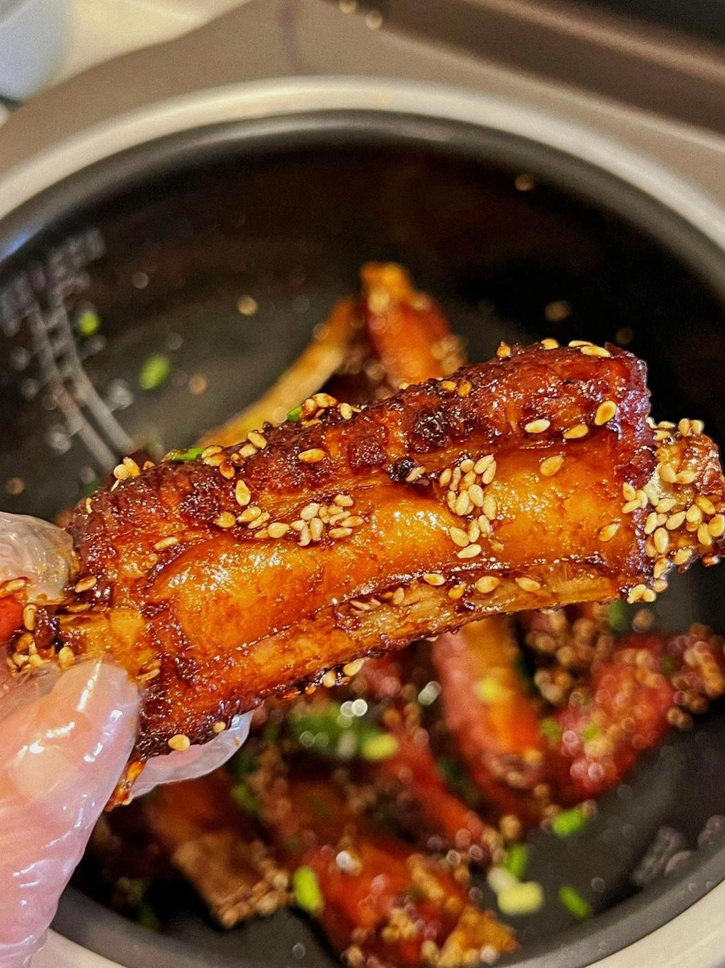 Hướng dẫn nấu sườn heo nướng mật ong ngon tuyệt trong nồi cơm điện