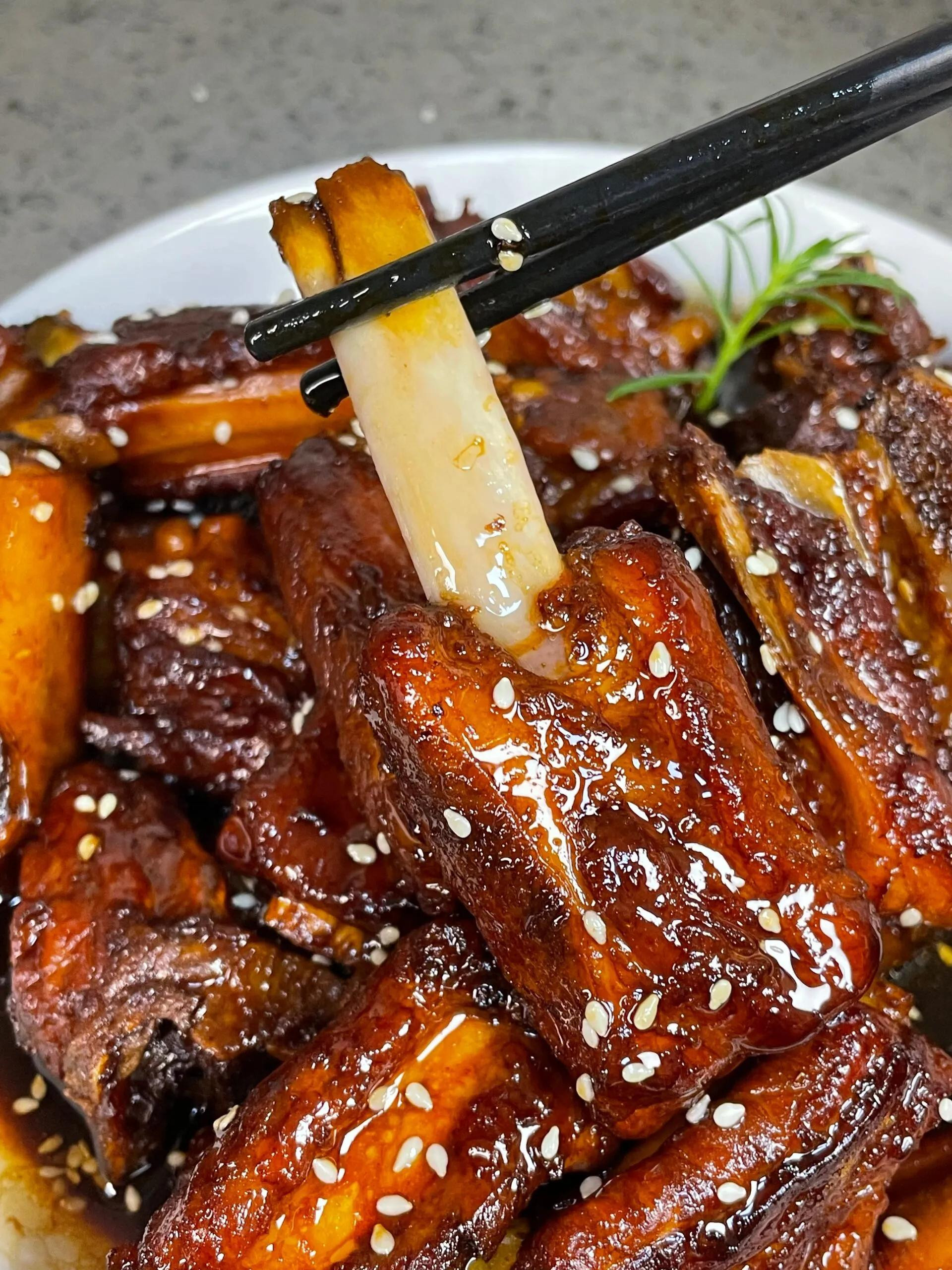 Hướng dẫn nấu sườn heo rim Coca màu nâu cánh gián bóng bẩy, rắc vừng thơm ngon