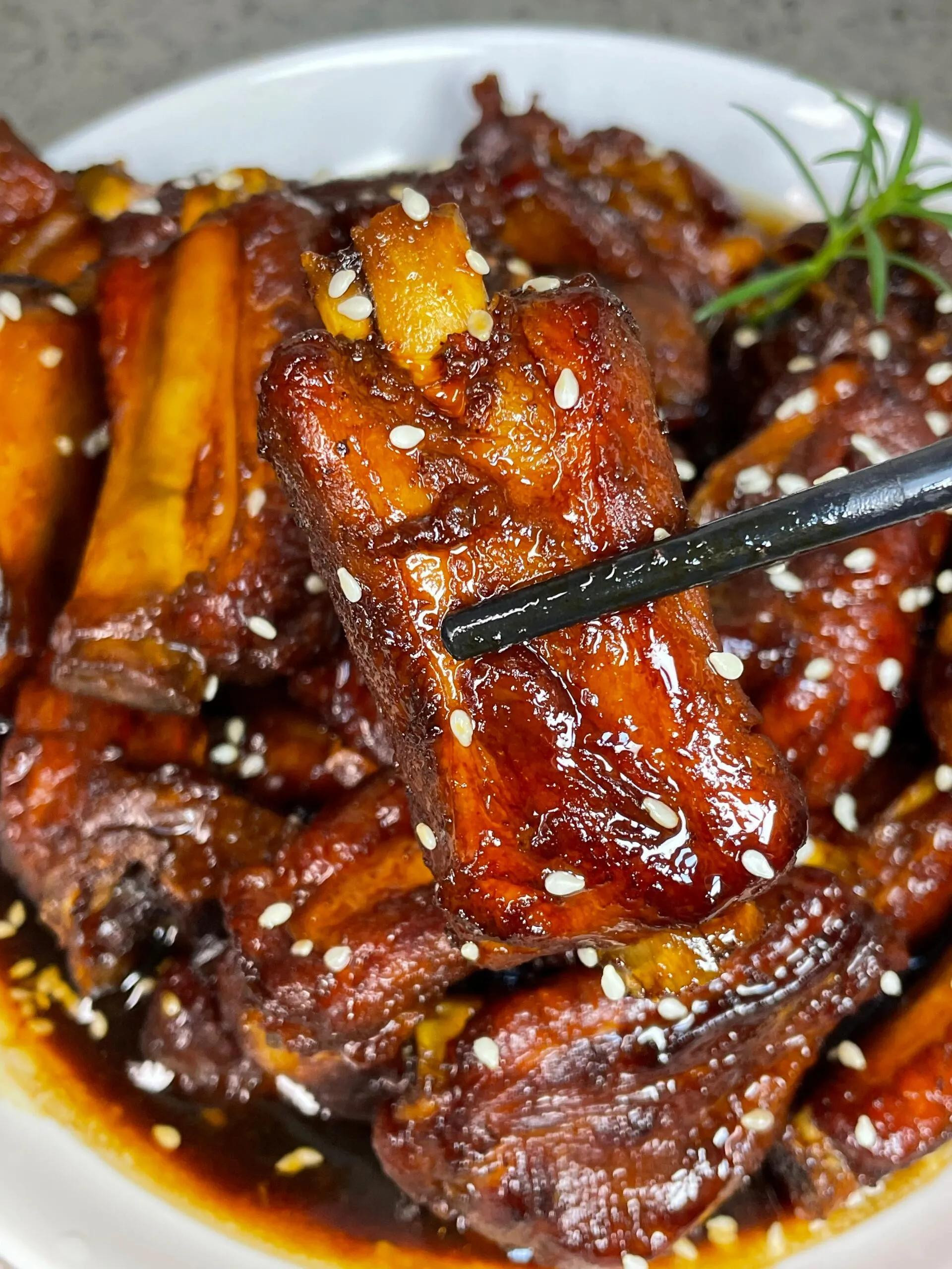 Hướng dẫn nấu sườn heo rim Coca màu nâu cánh gián bóng bẩy, rắc vừng thơm ngon