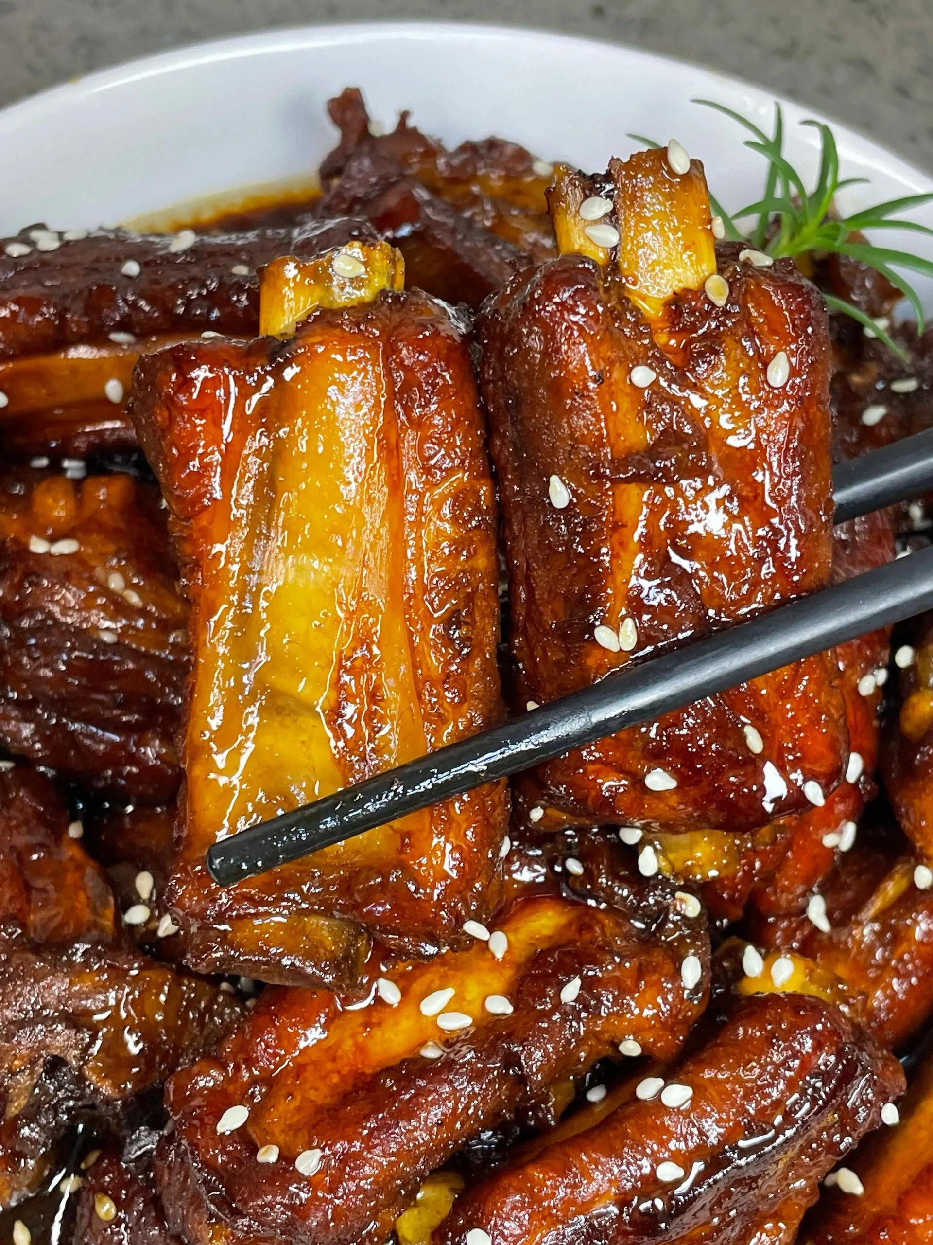 Hướng dẫn nấu sườn heo rim Coca màu nâu cánh gián bóng bẩy, rắc vừng thơm ngon