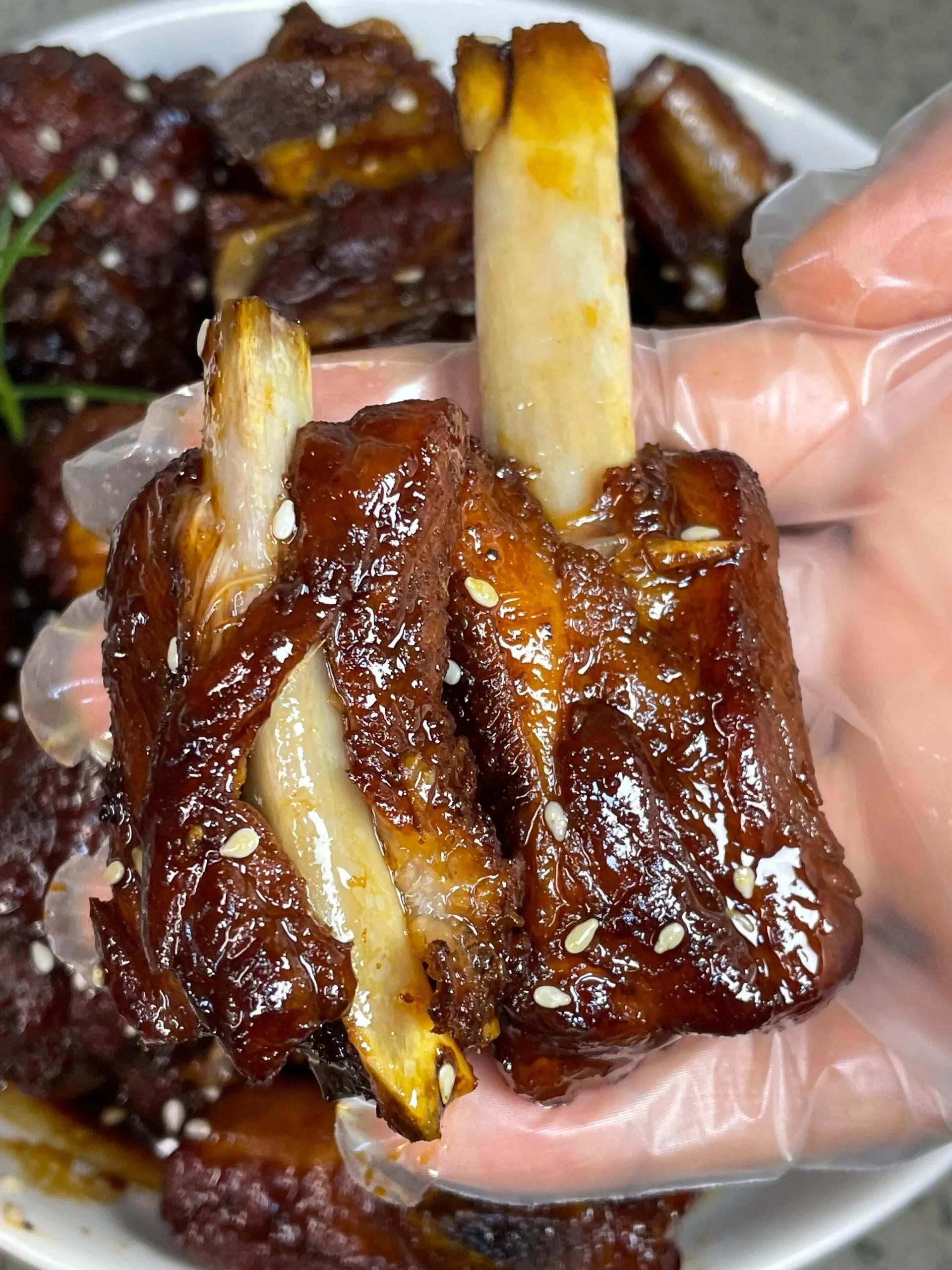 Hướng dẫn nấu sườn heo rim Coca màu nâu cánh gián bóng bẩy, rắc vừng thơm ngon