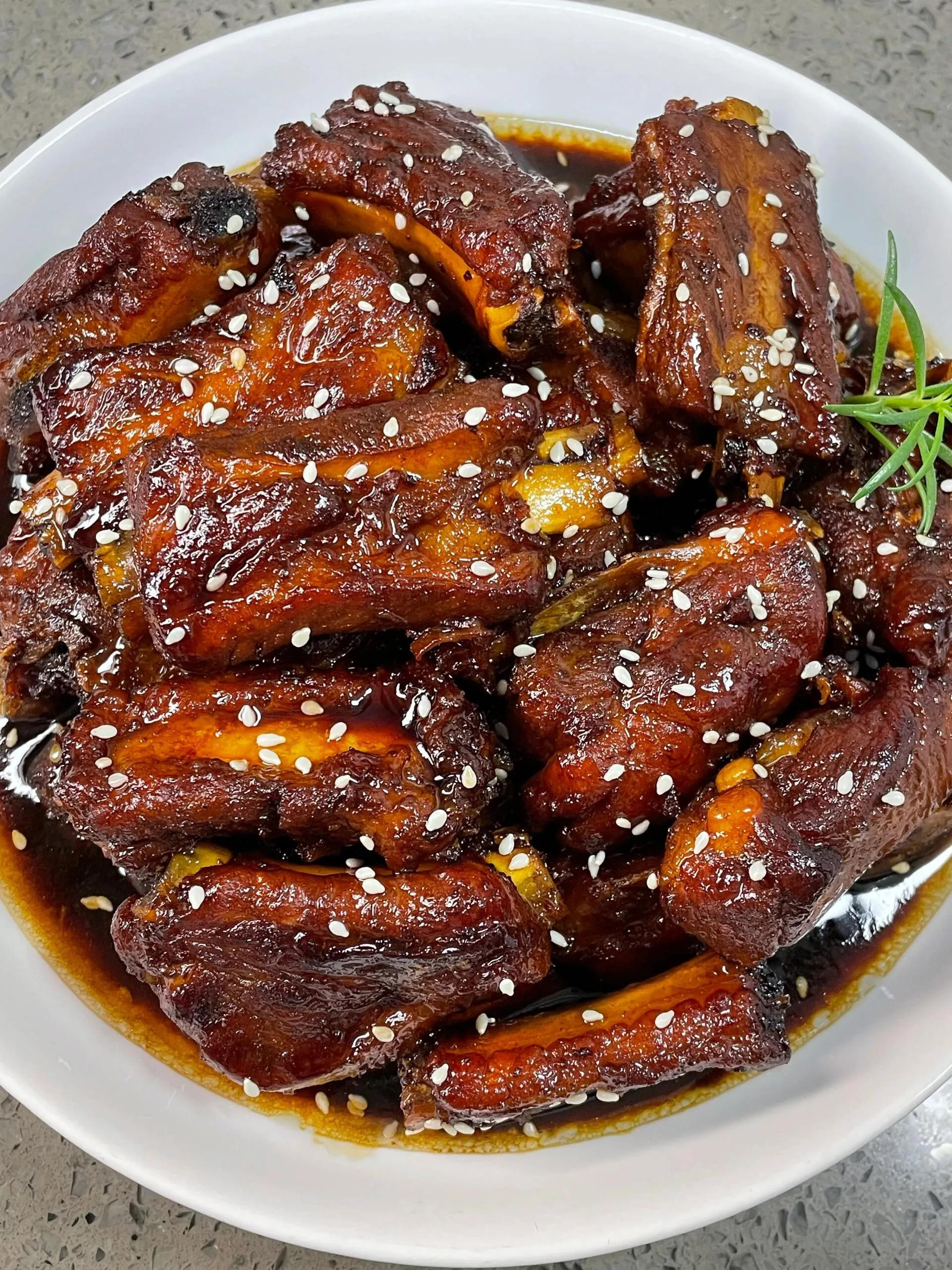 Hướng dẫn nấu sườn heo rim Coca màu nâu cánh gián bóng bẩy, rắc vừng thơm ngon