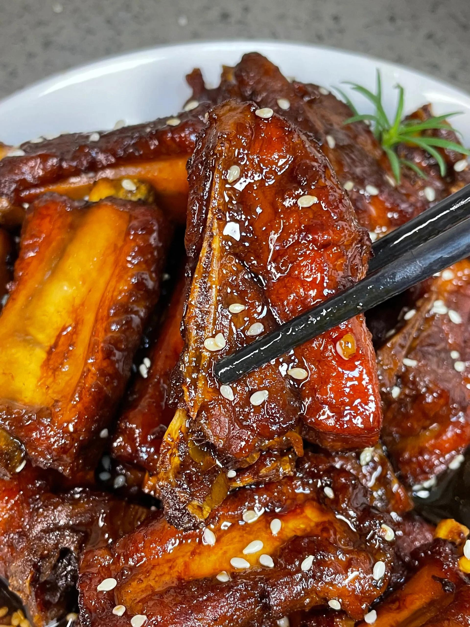 Hướng dẫn nấu sườn heo rim Coca màu nâu cánh gián bóng bẩy, rắc vừng thơm ngon